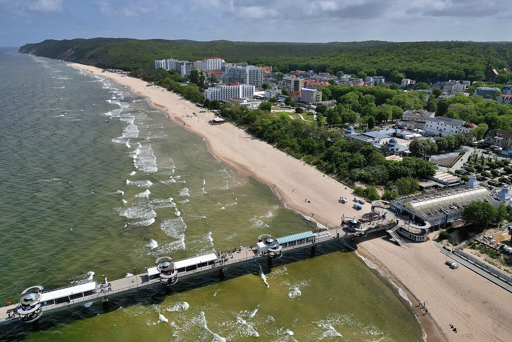 Photo showing: Molo, plaża i zabudowa pensjonatowo-hotelowa w Międzyzdrojach