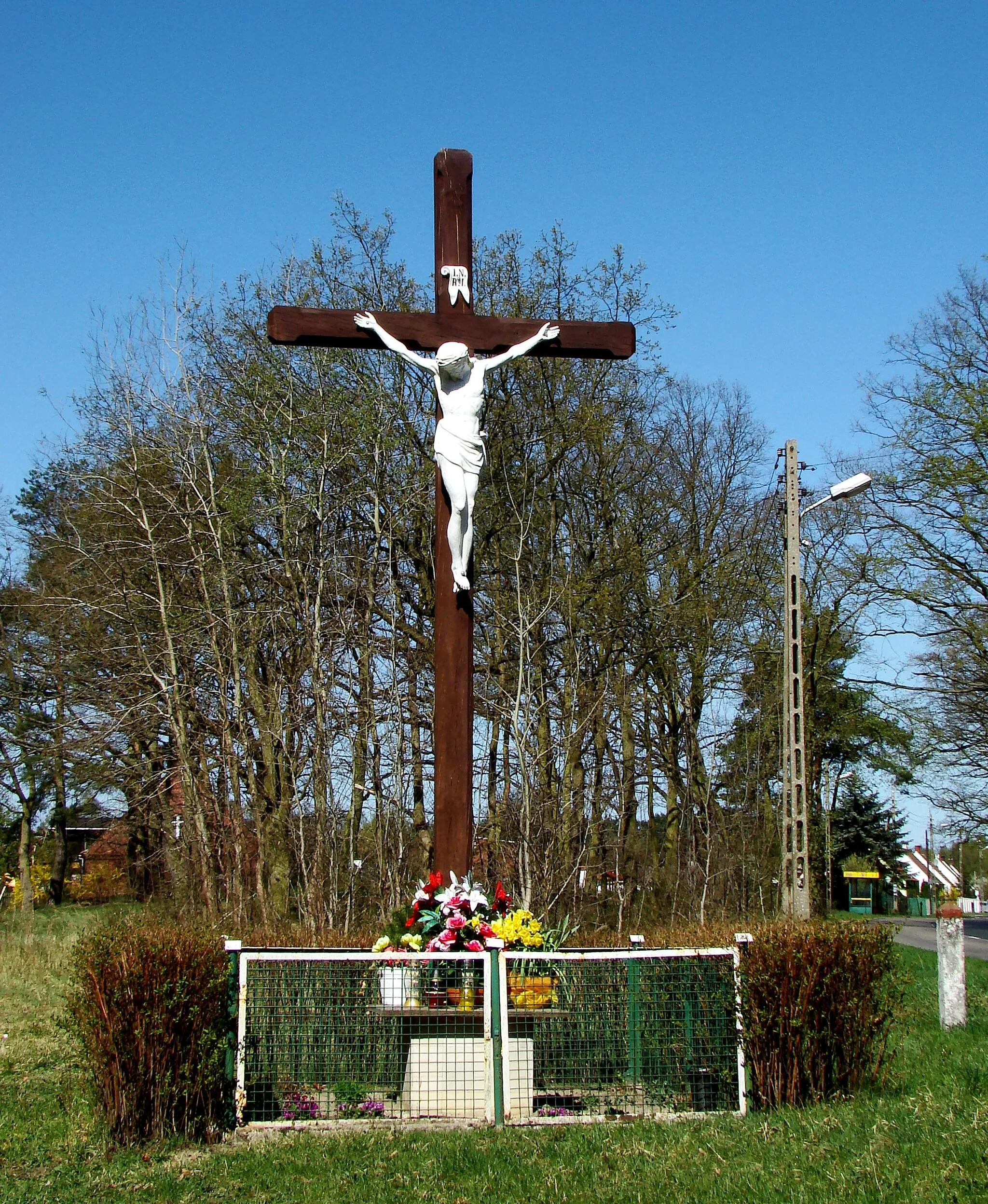 Photo showing: Dębostrów, przydrożny krzyż we wsi, (Gmina Police, Województwo zachodniopomorskie), Polska