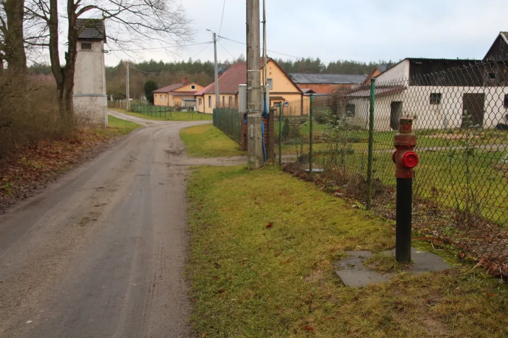 Photo showing: This fire-fighting facility can be inspected and edited within OsmHydrant (show).

English | français | +/−