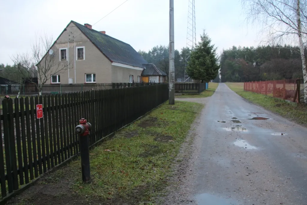 Photo showing: This fire-fighting facility can be inspected and edited within OsmHydrant (show).

English | français | +/−