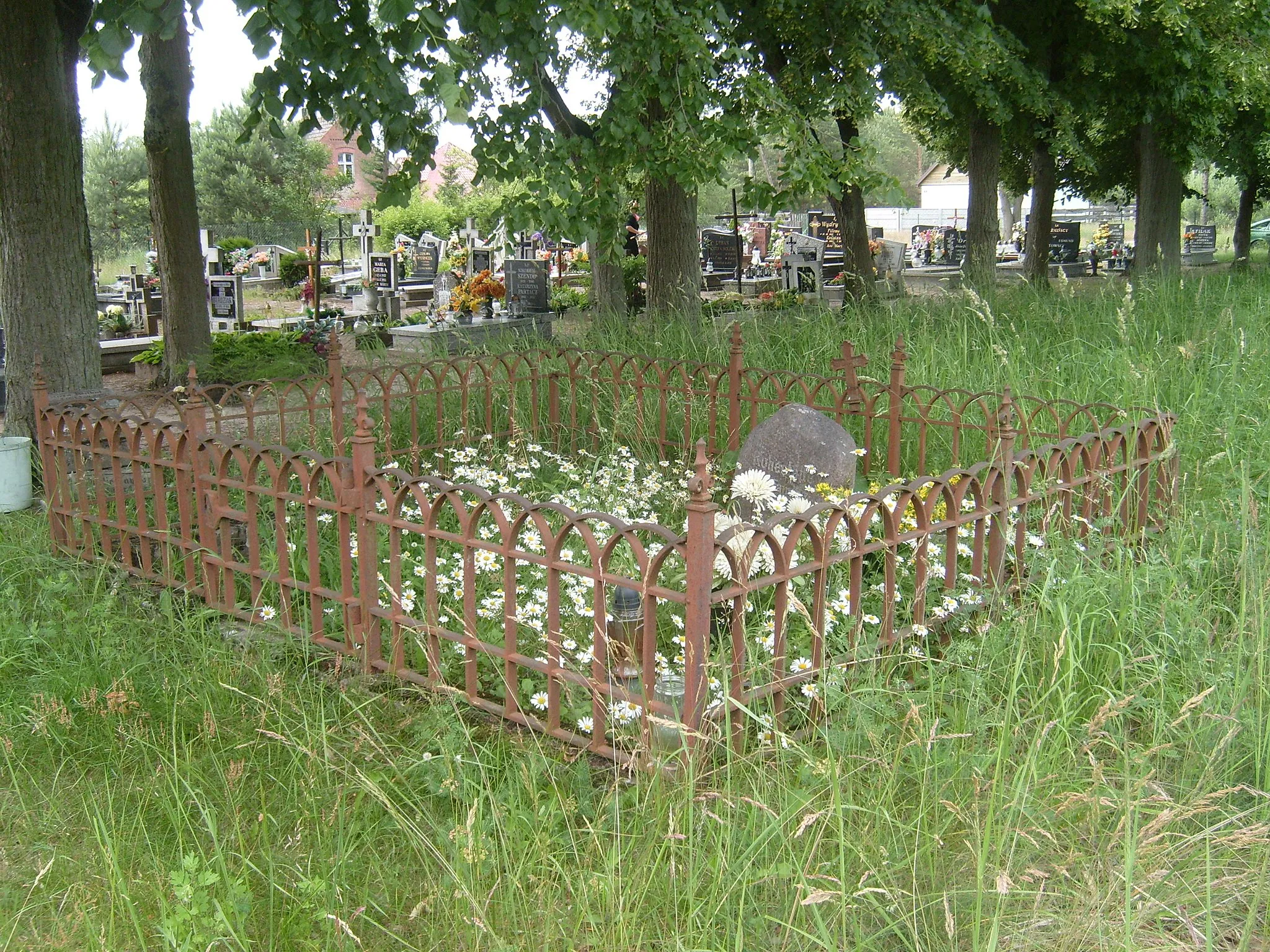 Photo showing: Old German cemetery in Kuźnica Żelichowska, Poland.