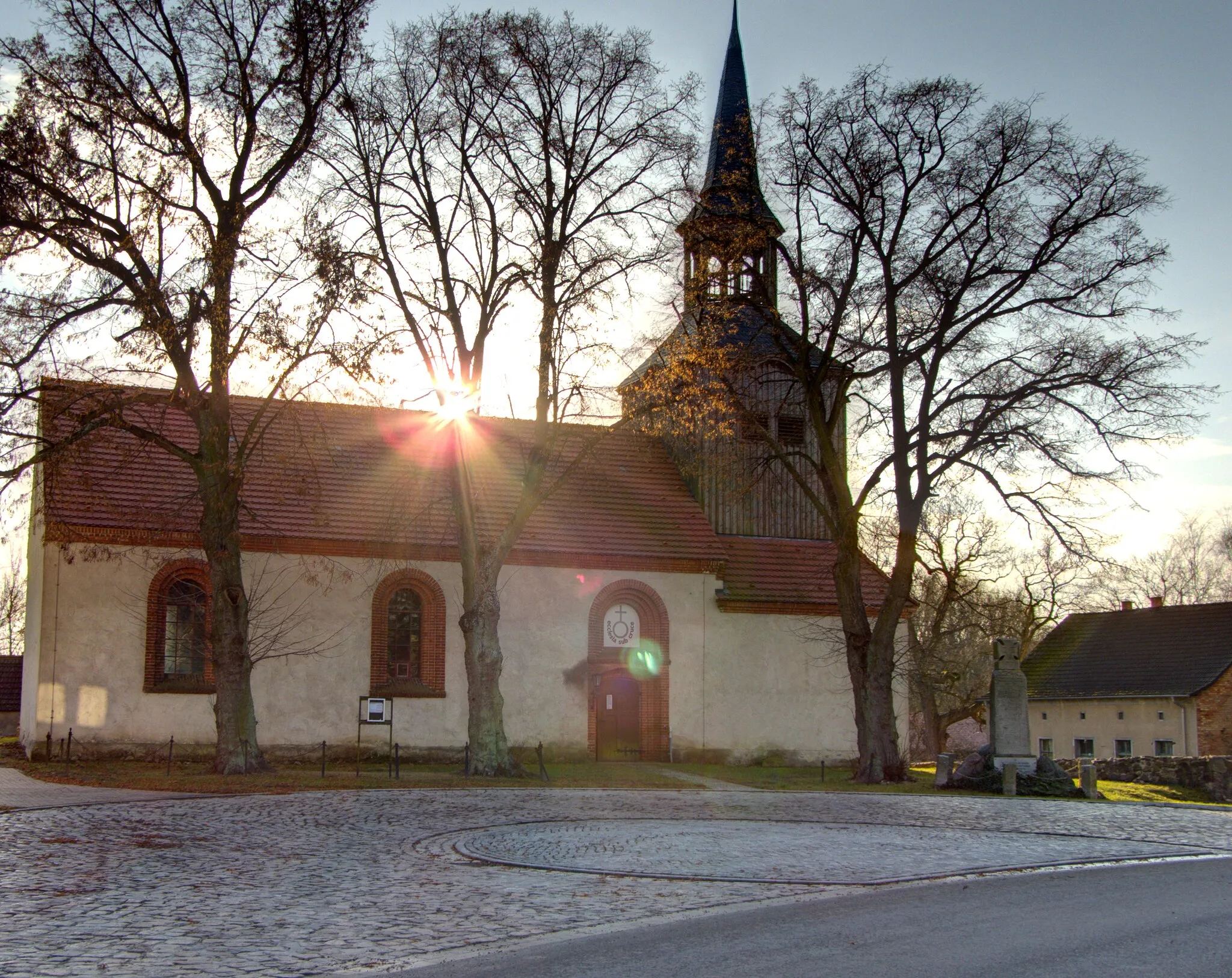 Photo showing: Kirche in Mescherin (Landkreis Uckermark, Brandenburg), mit Denkmal.