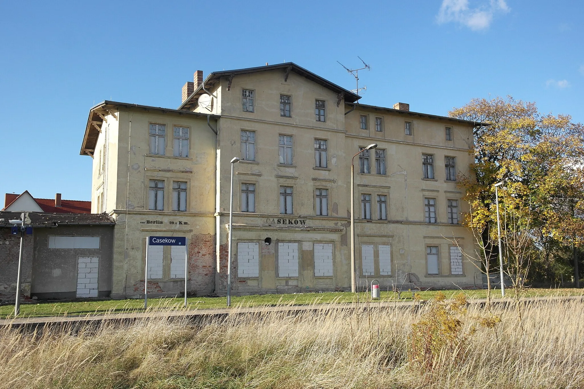 Photo showing: Bahnhof Casekow, denkmalgeschütztes Bahnhofsgebäude, GLeisseite