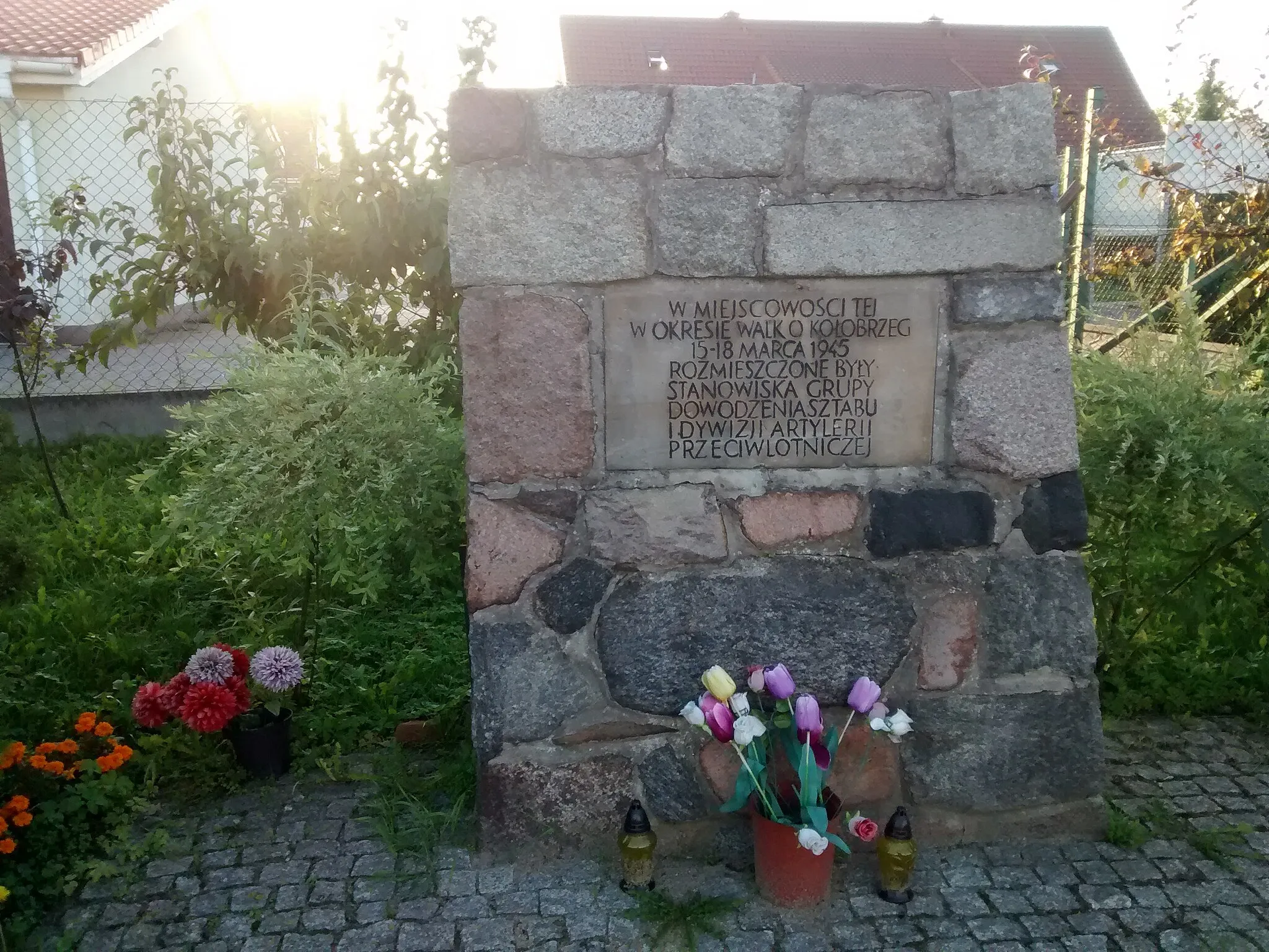Photo showing: Zieleniewo - obelisk upamiętniający pobyt stanowiska grupy dowodzenia sztabu i dywizji artylerii przeciwlotniczej 1 AWP w dn. 15-18.03.1945 r.
