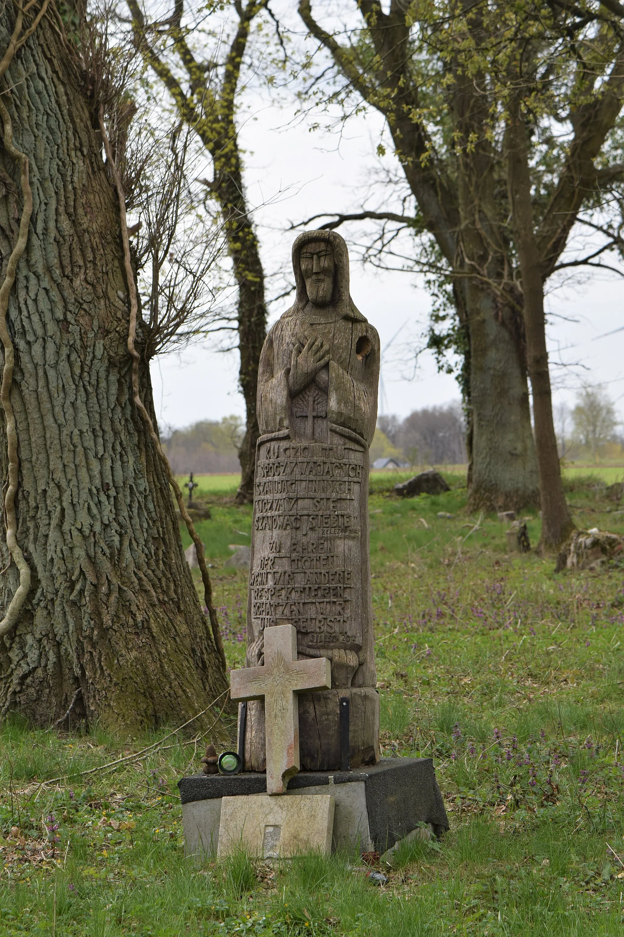 Photo showing: Żeleźno – dawny cmentarz niemiecki we wsi (gm. Białogard, zachodniopomorskie)