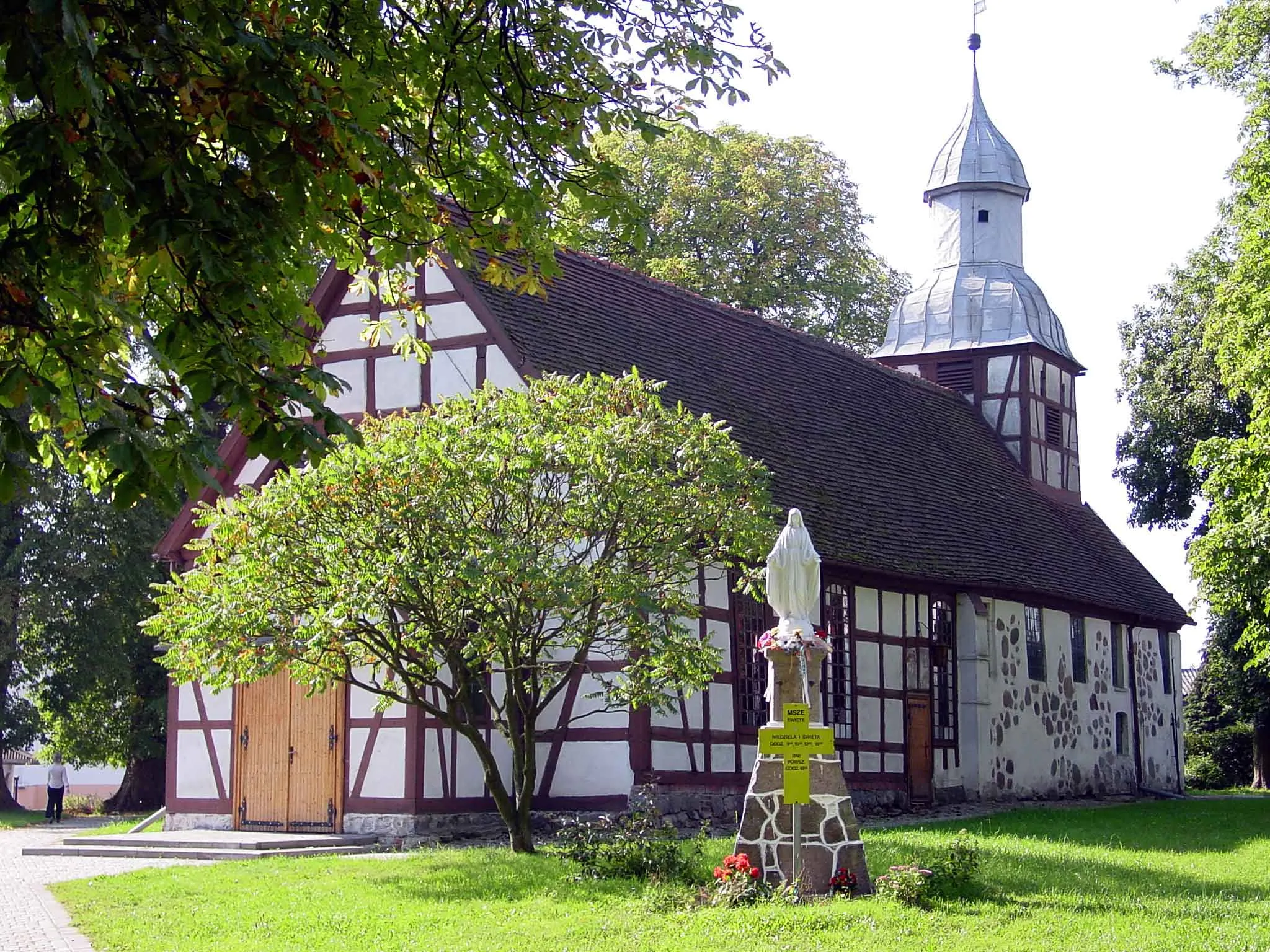 Photo showing: Widok na kościół w Tychowie; autor zdjęcia Kluka; 02.02.2000r.