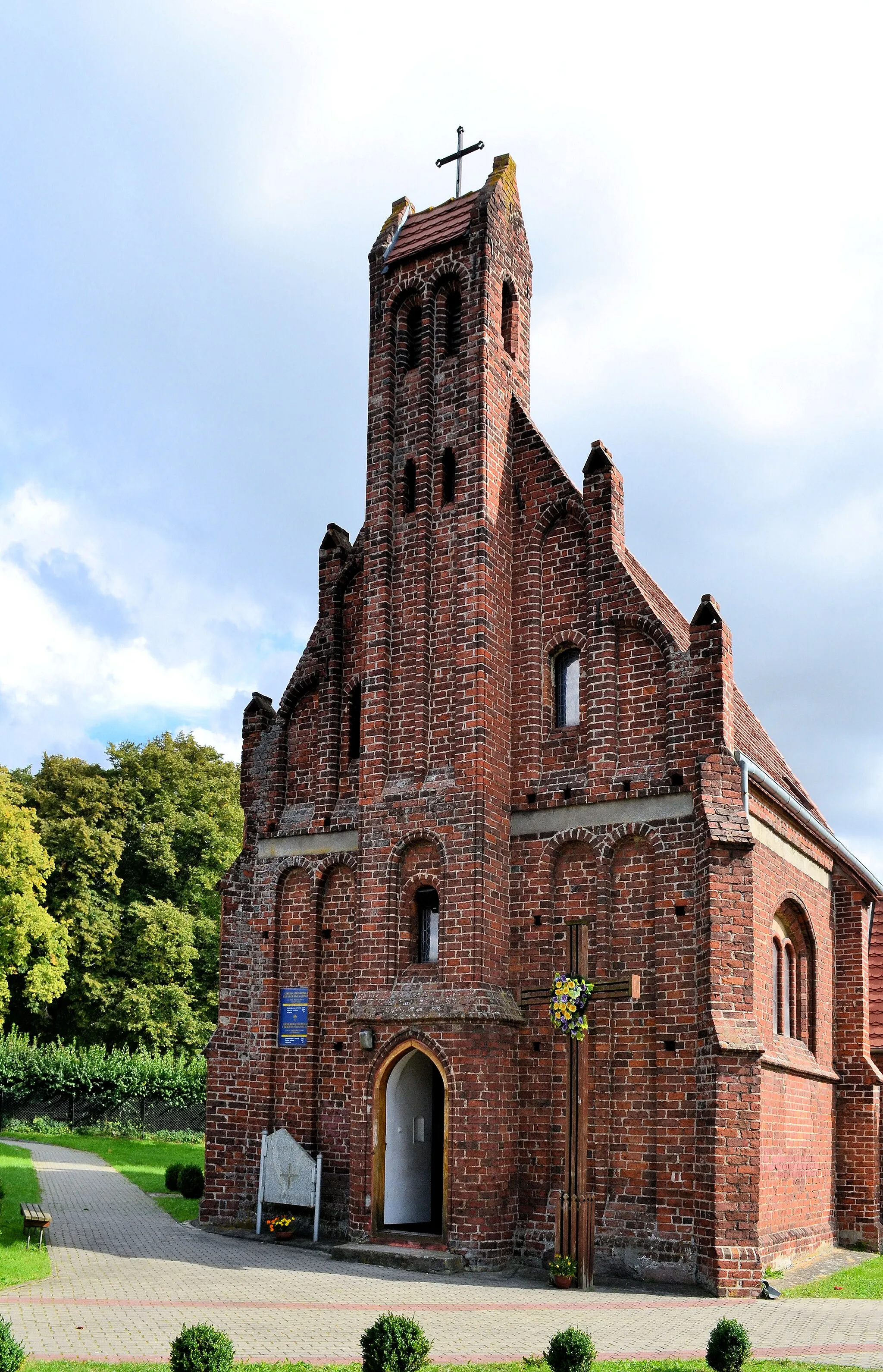 Photo showing: Trzebiatów, ul.II Pułku Ułanów 26 - dawna kaplica św. Gertrudy, obecnie cerkiew pw. św. ap. Piotra i Pawła