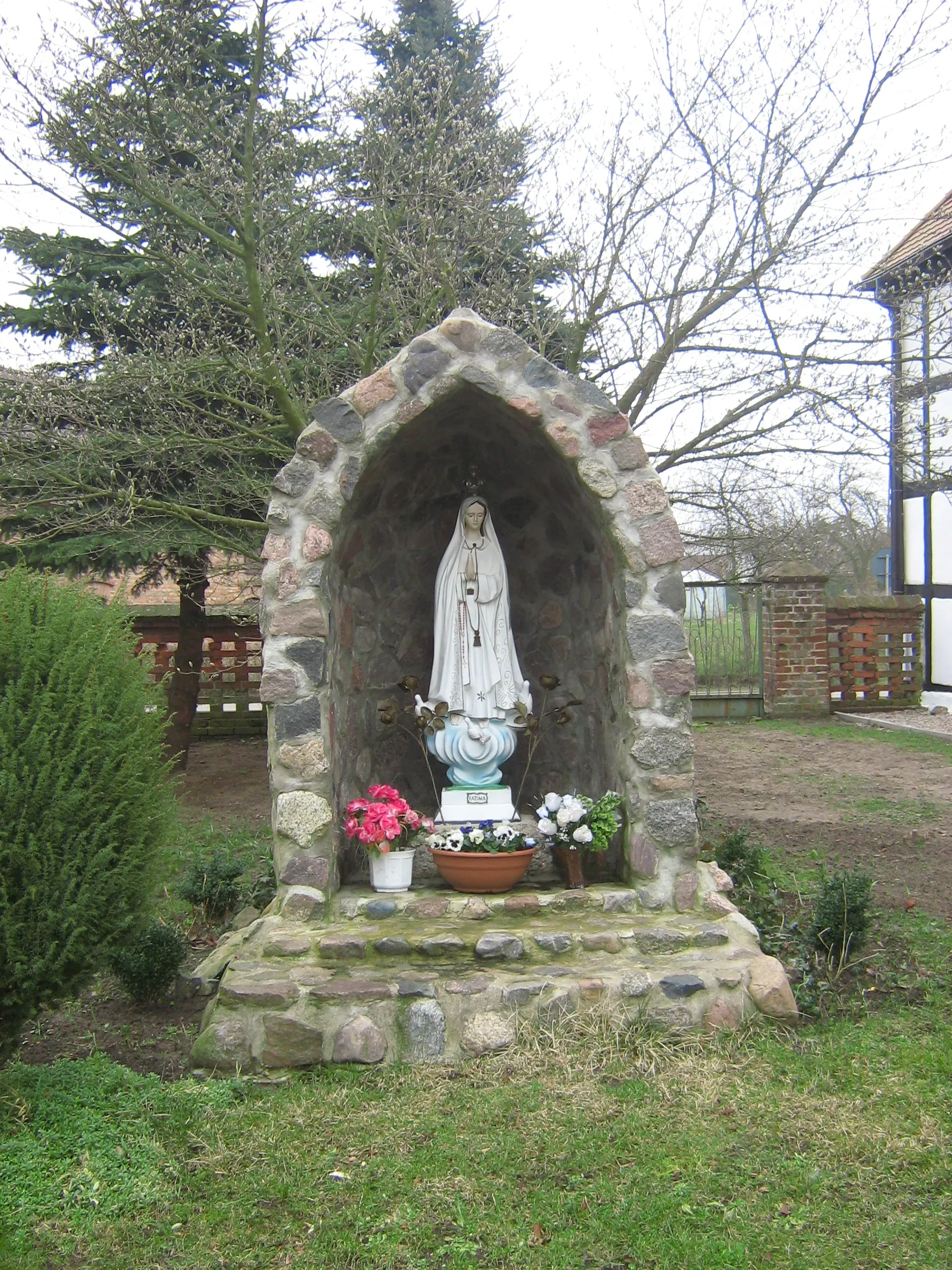 Photo showing: kapliczka przy kościele św. Trójcy w Świerznie