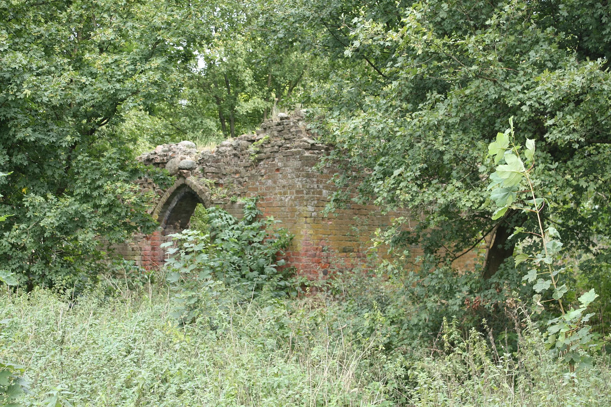 Photo showing: Kościół /relikty murów w Strzeżenicach