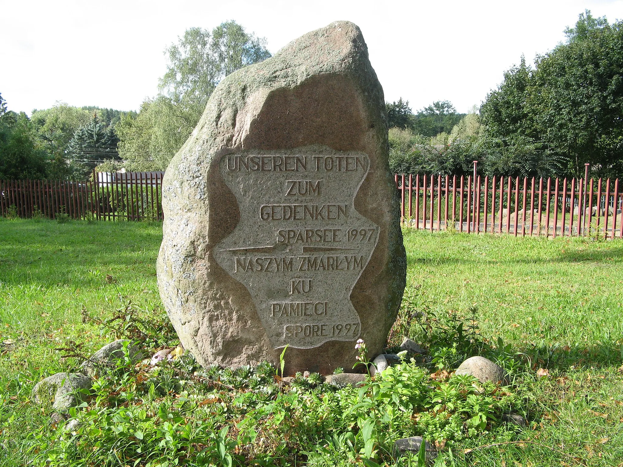Photo showing: Commemorative Stone near the church of Spore, Poland (before 1945 german Sparsee, Pommern
