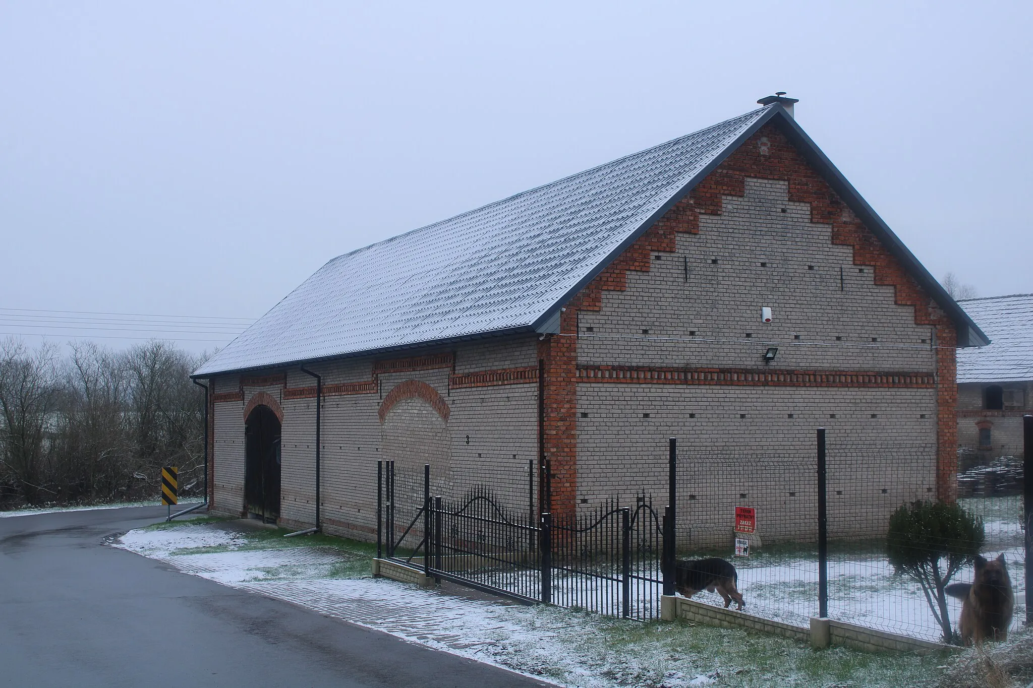 Photo showing: Budynki we wsi Siemidarżno