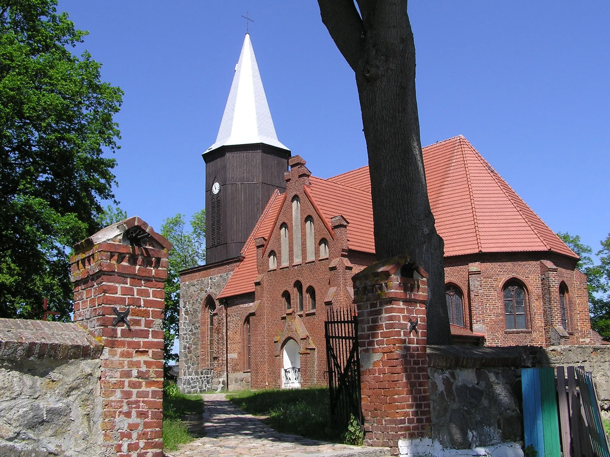 Photo showing: Saint John the Baptist church in Sarbia (ex protestant church) and cemetery