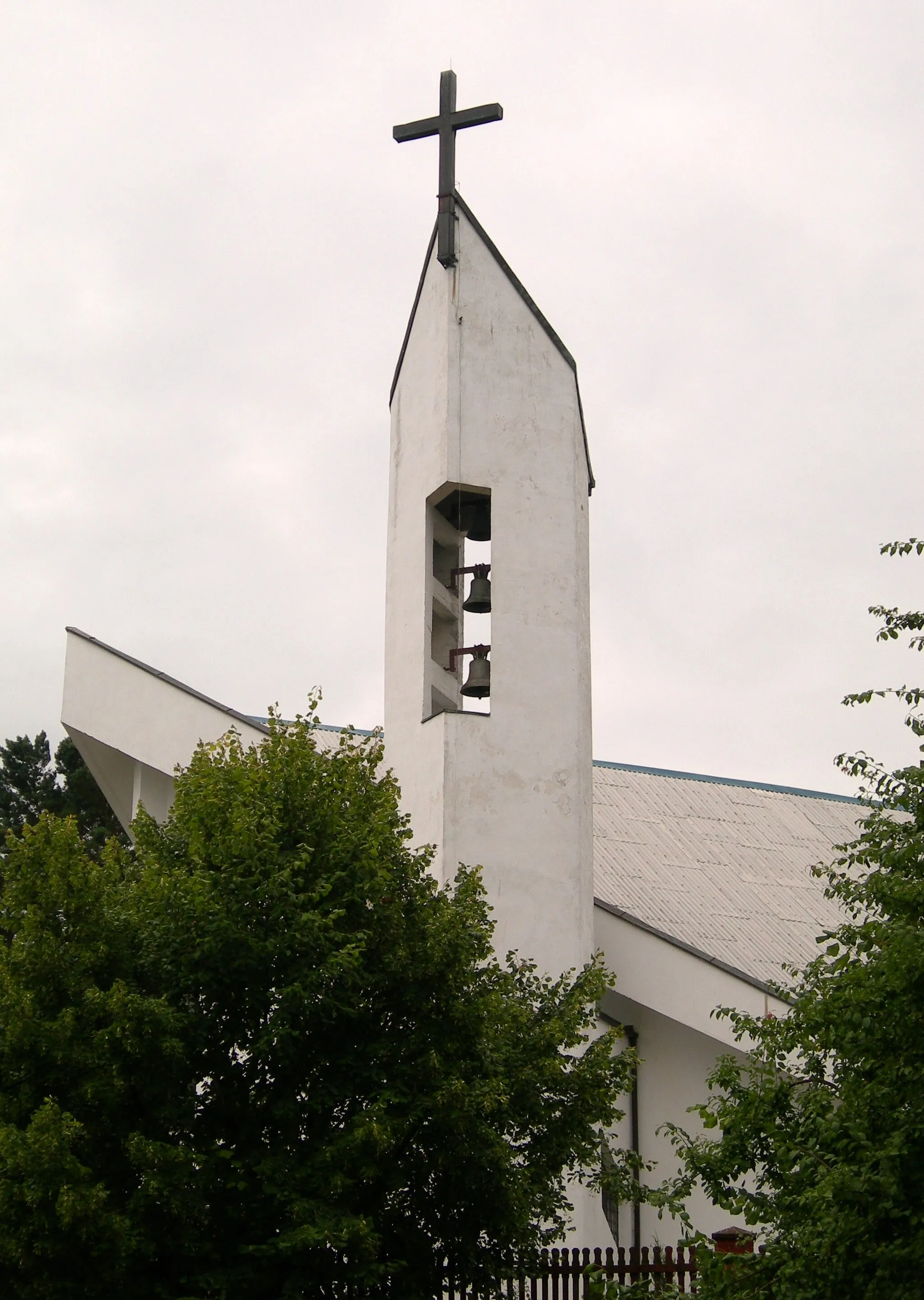 Photo showing: Pobierowo, ul. Lubelska 1 - dzwonnica kościoła pw. Najświętszego Odkupiciela