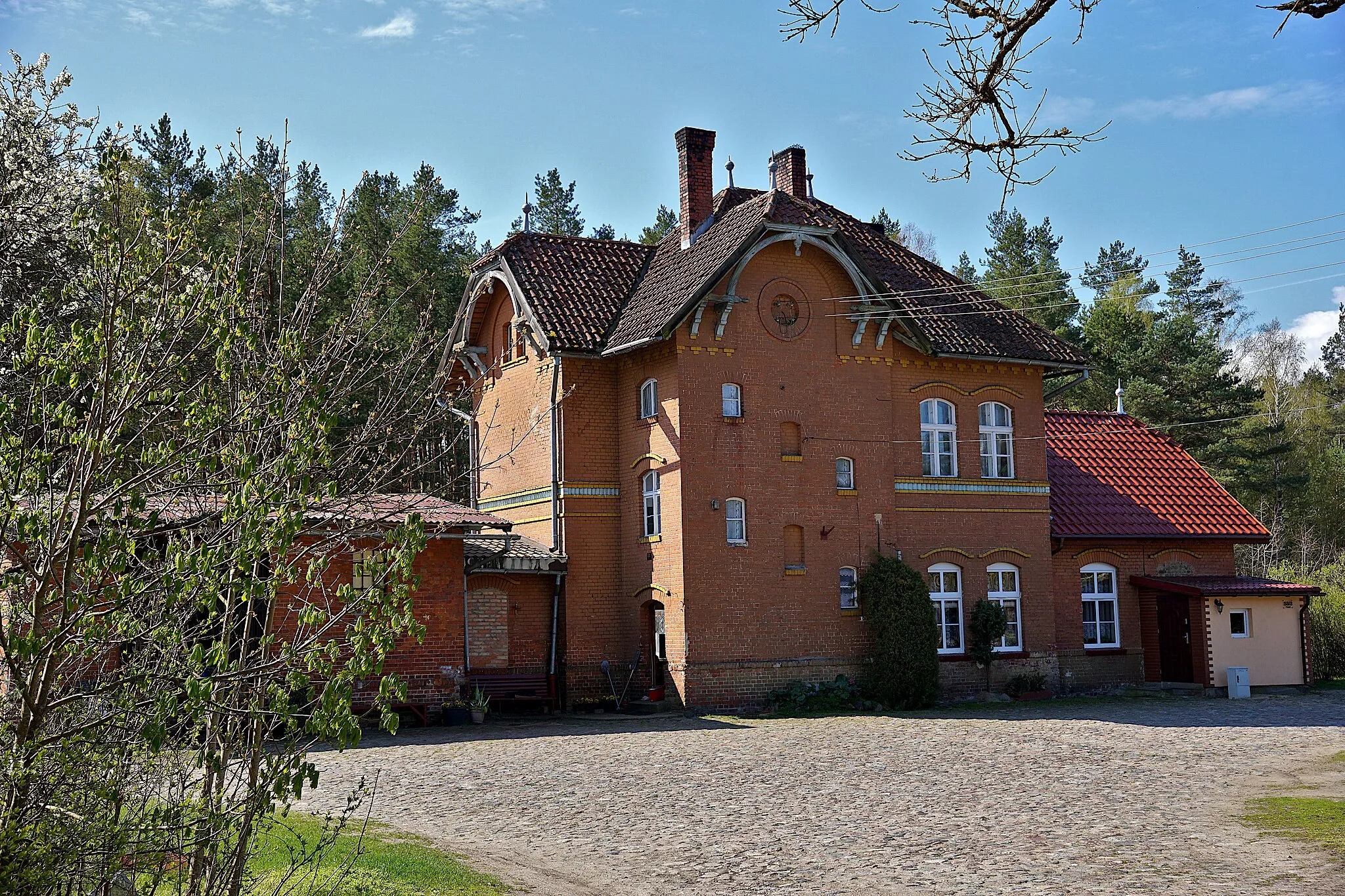 Photo showing: Alter Bahnhof, heute ein Wohnhaus, im Dorf Piaski (ehem. Paatzig), Gemeinde Bärwalde.