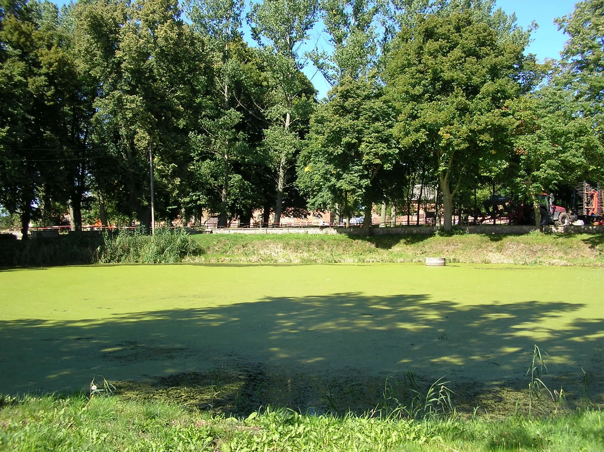 Photo showing: Nowielice - staw na obszarze stadniny koni (zakład treningowy koni)