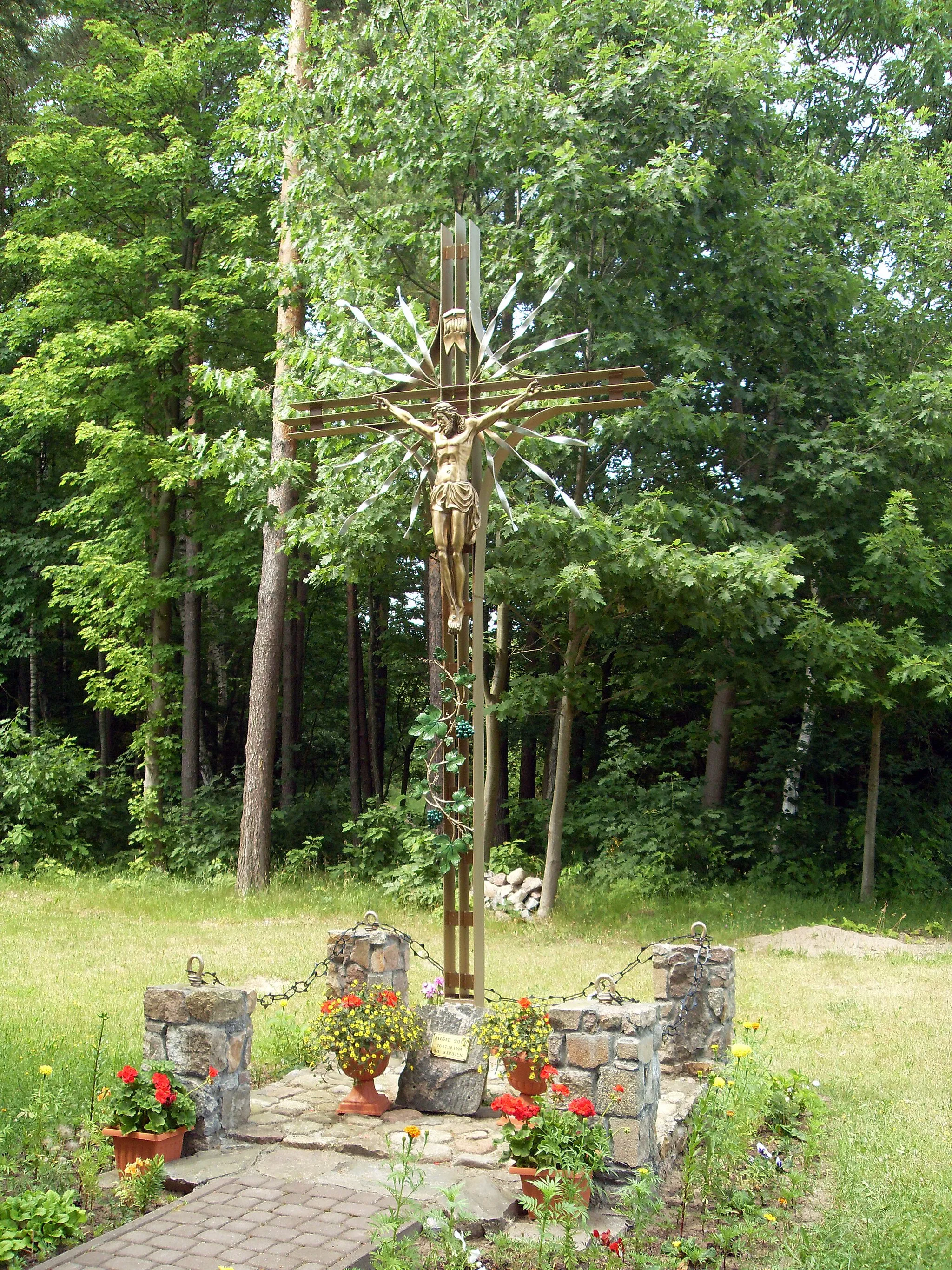 Photo showing: Krzyż przy kaplicy w Niedalinie