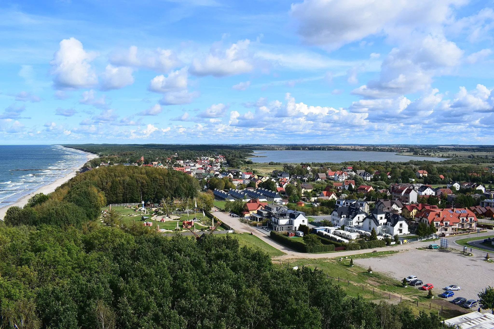 Photo showing: Blick vom Leuchtturm auf Niechorze zwischen der Ostsee links und dem See Liwia Łuża rechts.