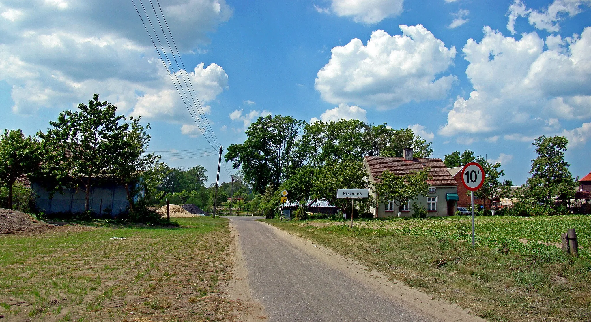 Photo showing: Niczonow (city limit signs), West Pomeranian Voivodeship, Poland