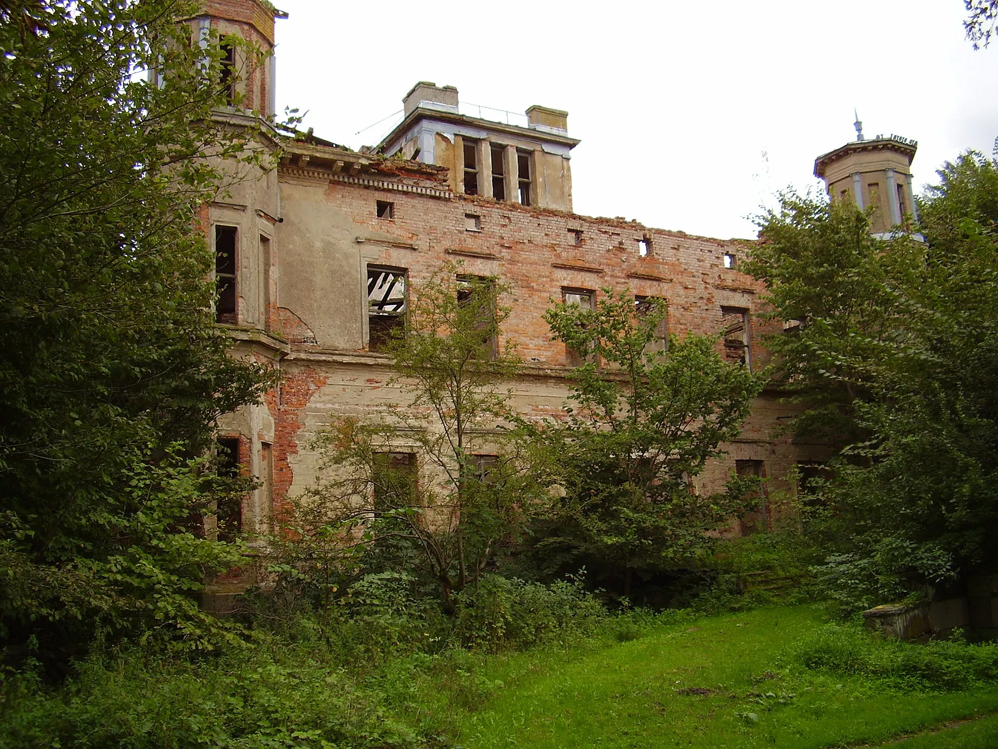 Photo showing: Lubiechowo, ruiny dworu, autor zdjęcia Uczeń; 10.10.2005 r.