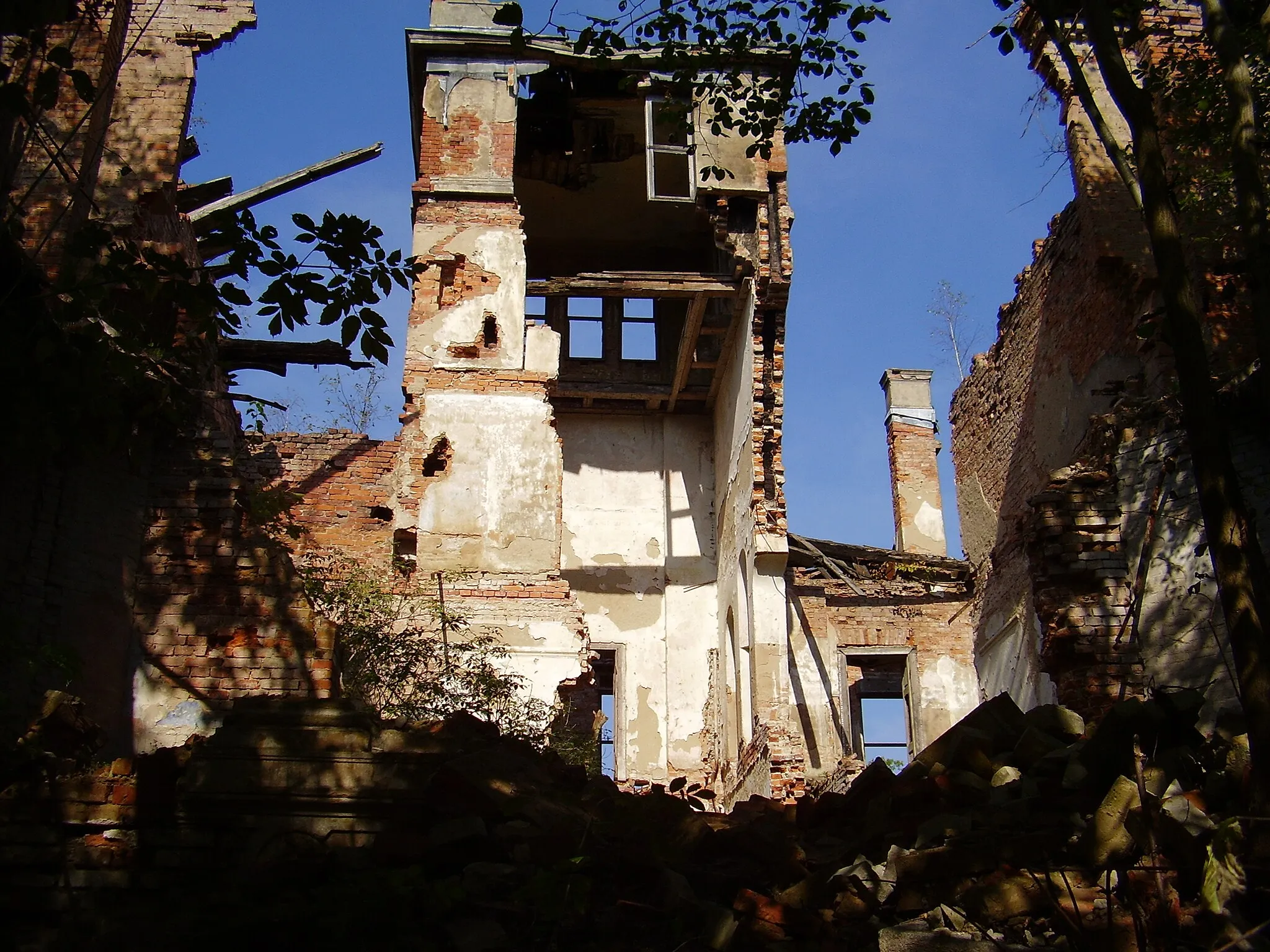 Photo showing: Lubiechowo, ruiny dworu od strony parku