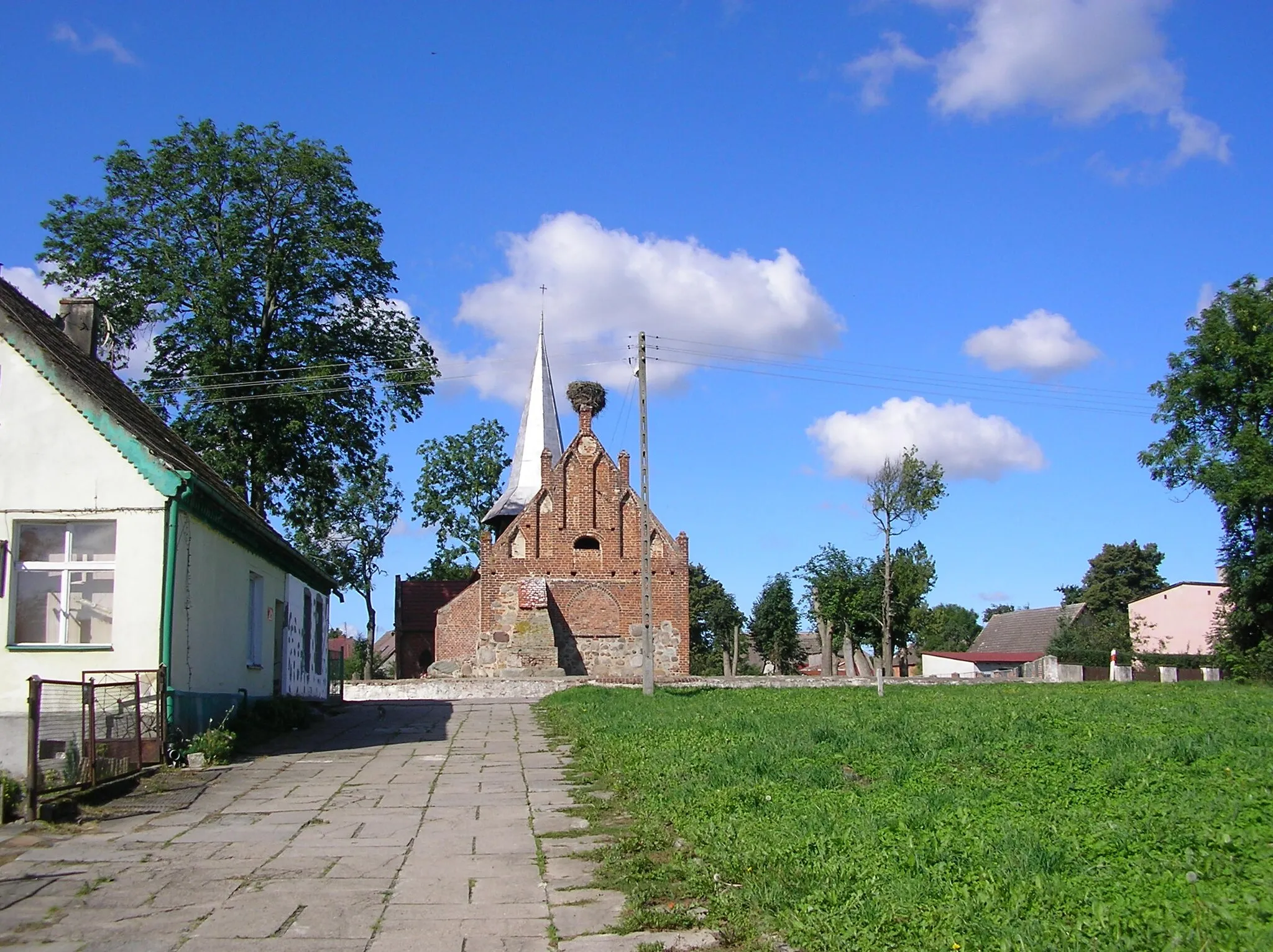 Photo showing: Klötkow, protestant church, on the left the former school