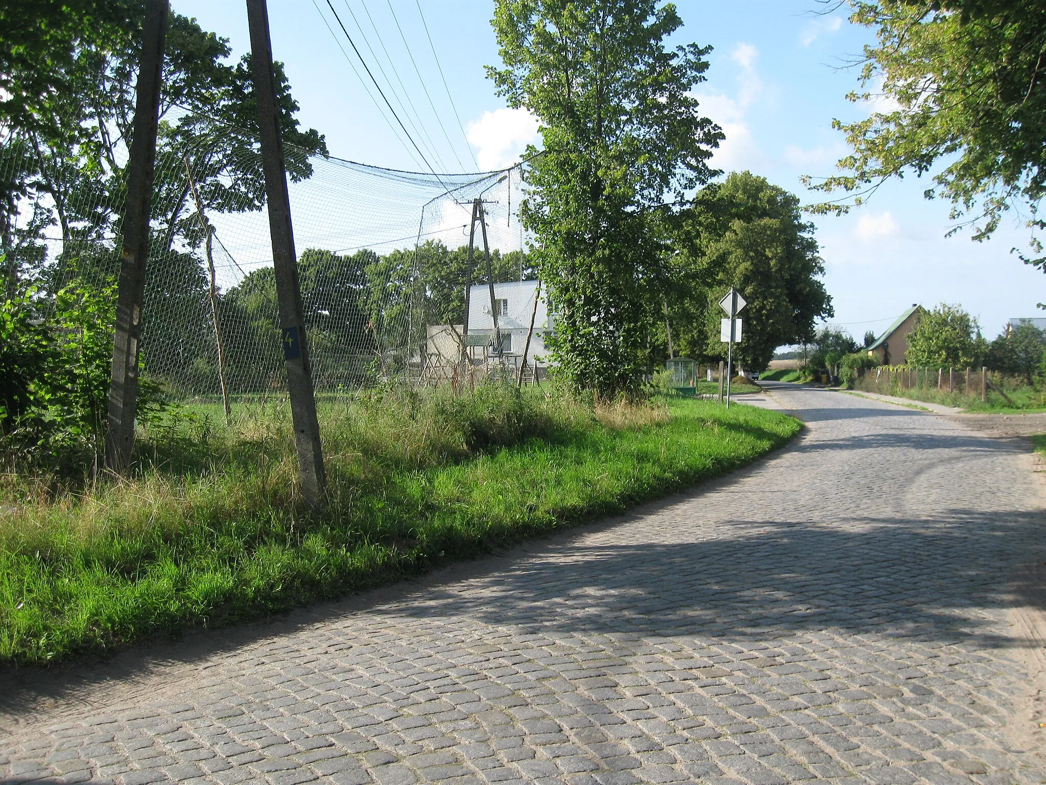 Photo showing: Centrum właściwego Kędrzyna - droga biegnąca w kierunku drogi wojewódzkiej nr 162