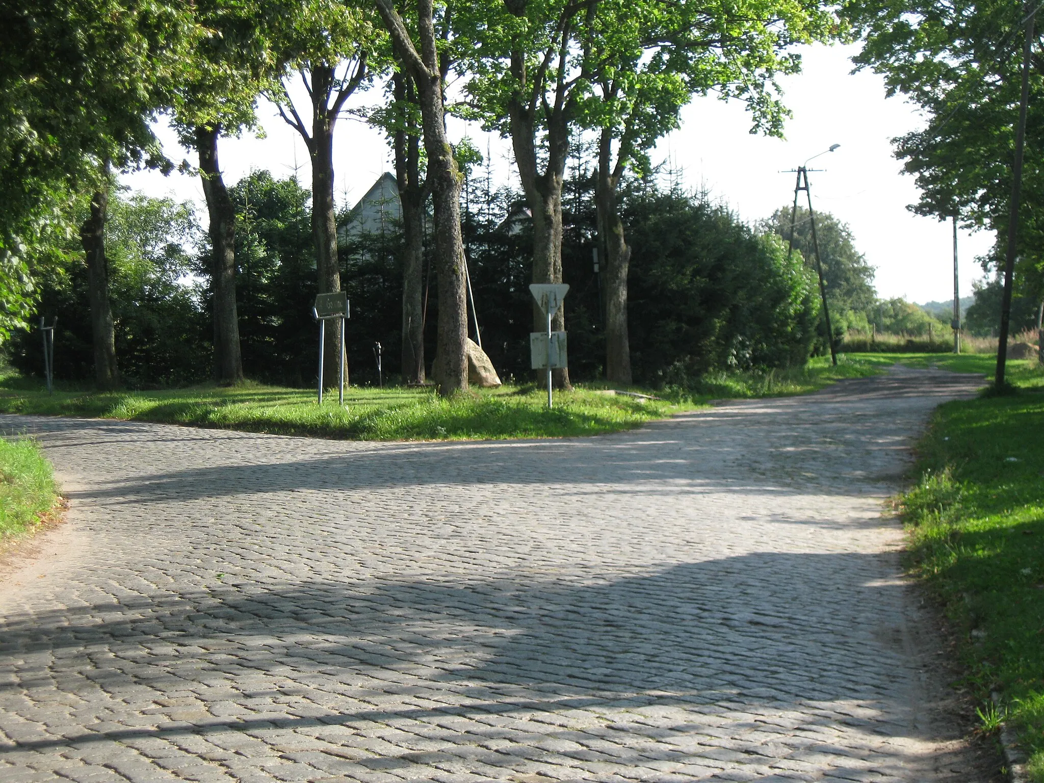 Photo showing: Skrzyżowanie dróg w Kędrzynie (na lewo do Gościna, na prawo do Wędzic)
