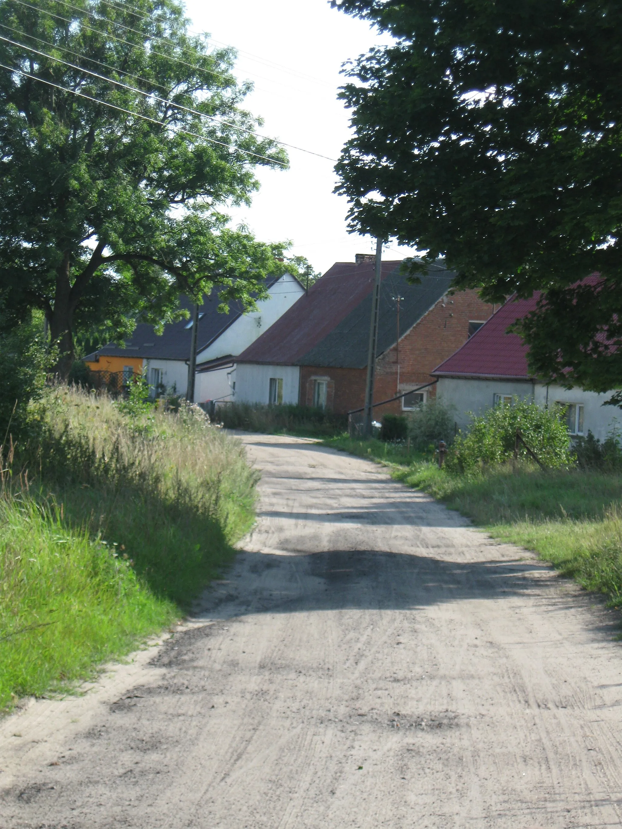 Photo showing: Kędrzyno - żużlowa szosa biegnąca do Wędzic