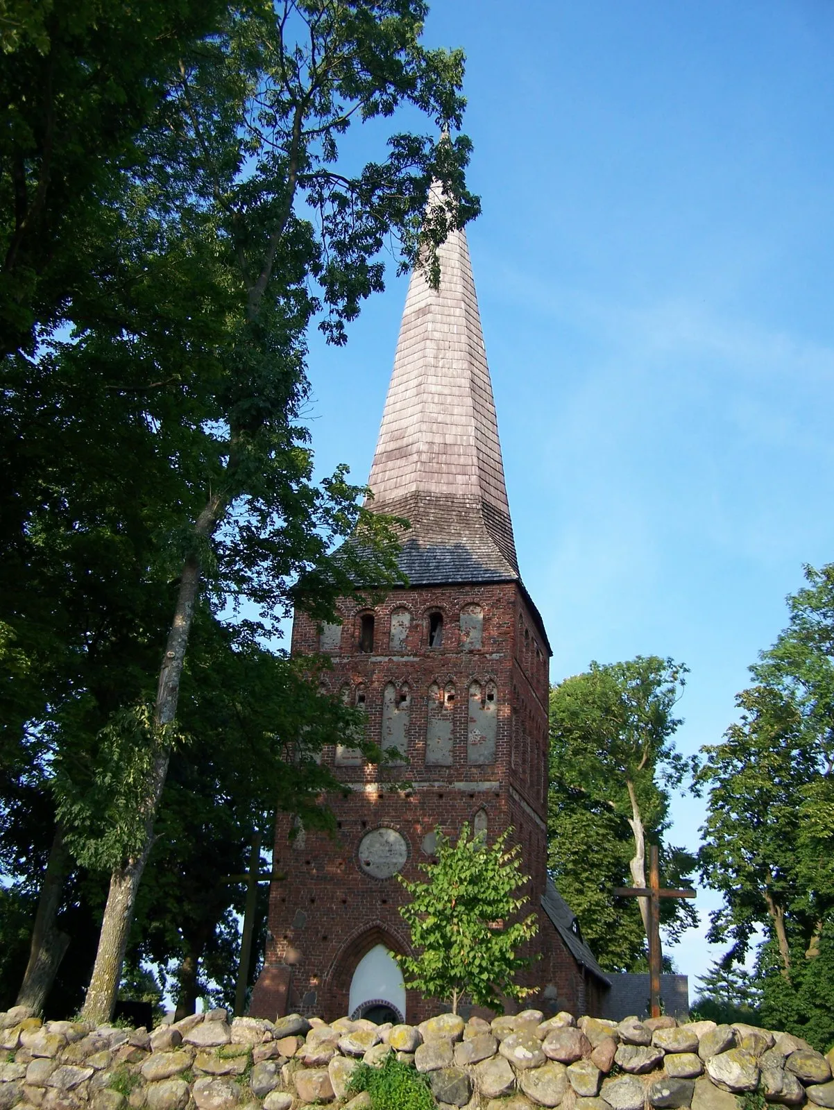 Photo showing: Church of Saint Mary Mother of God The Queen of Poland in Iwięcino (Poland, zachodniopomorskie). Built in XIV century by Cistercians.