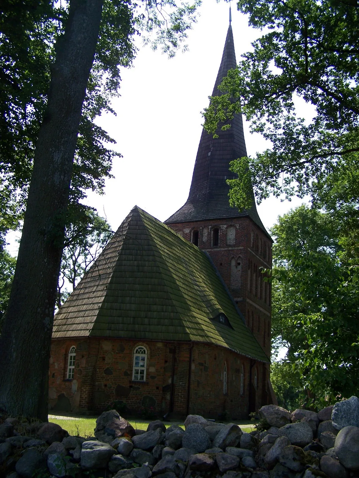 Photo showing: Church of Saint Mary Mother of God The Queen of Poland in Iwięcino (Poland, zachodniopomorskie). Built in XIV century by Cistercians.