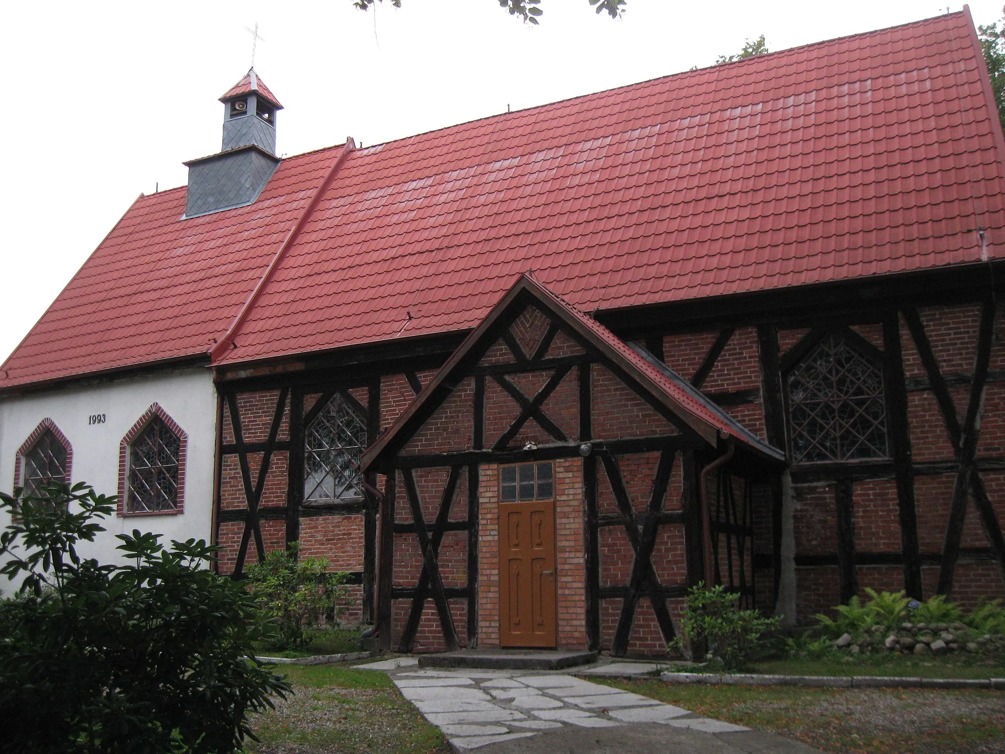 Photo showing: Kościół parafialny pw. Matki Boskiej Królowej Polski w Gorawinie (widok od południa)