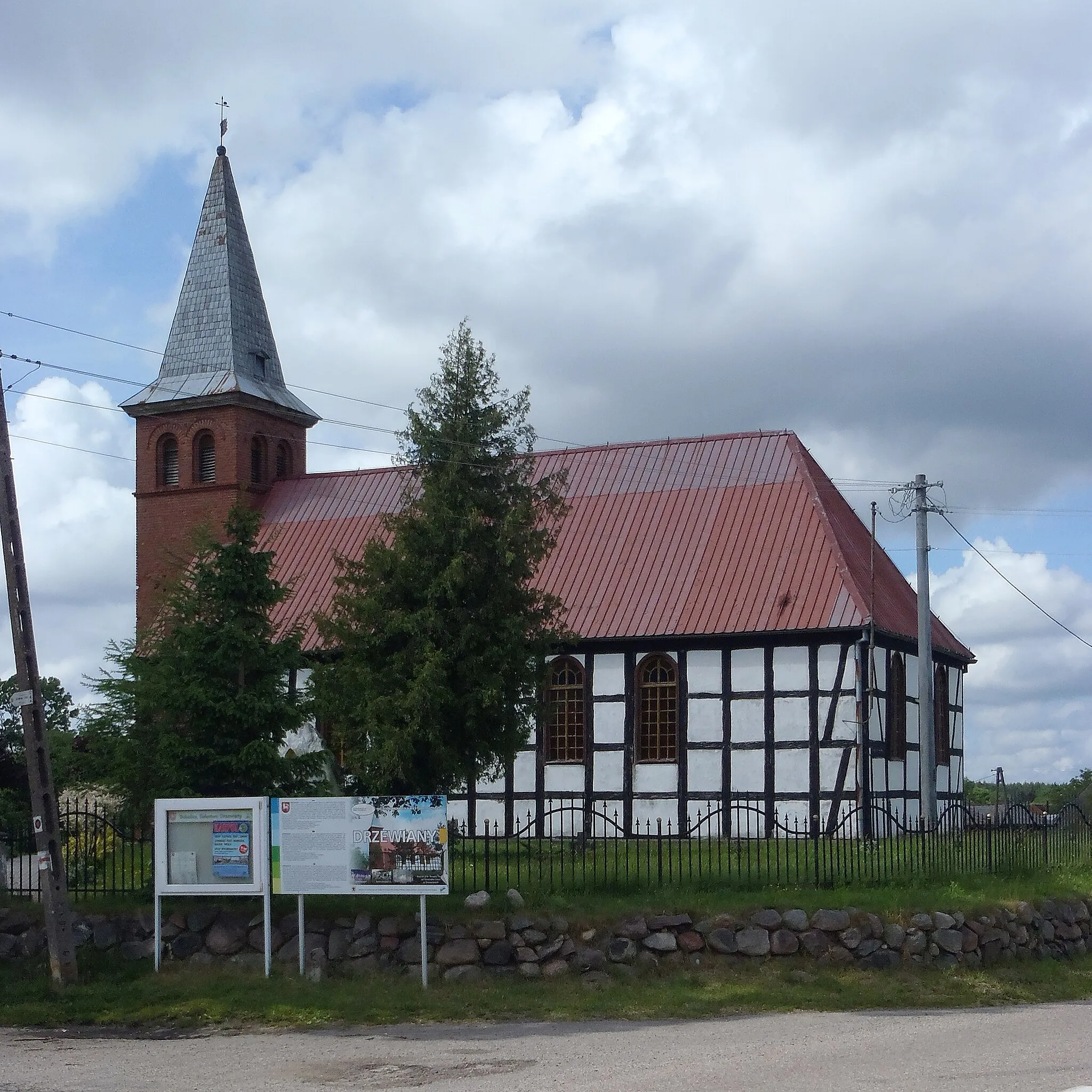 Photo showing: Kościół w Drzewianach.