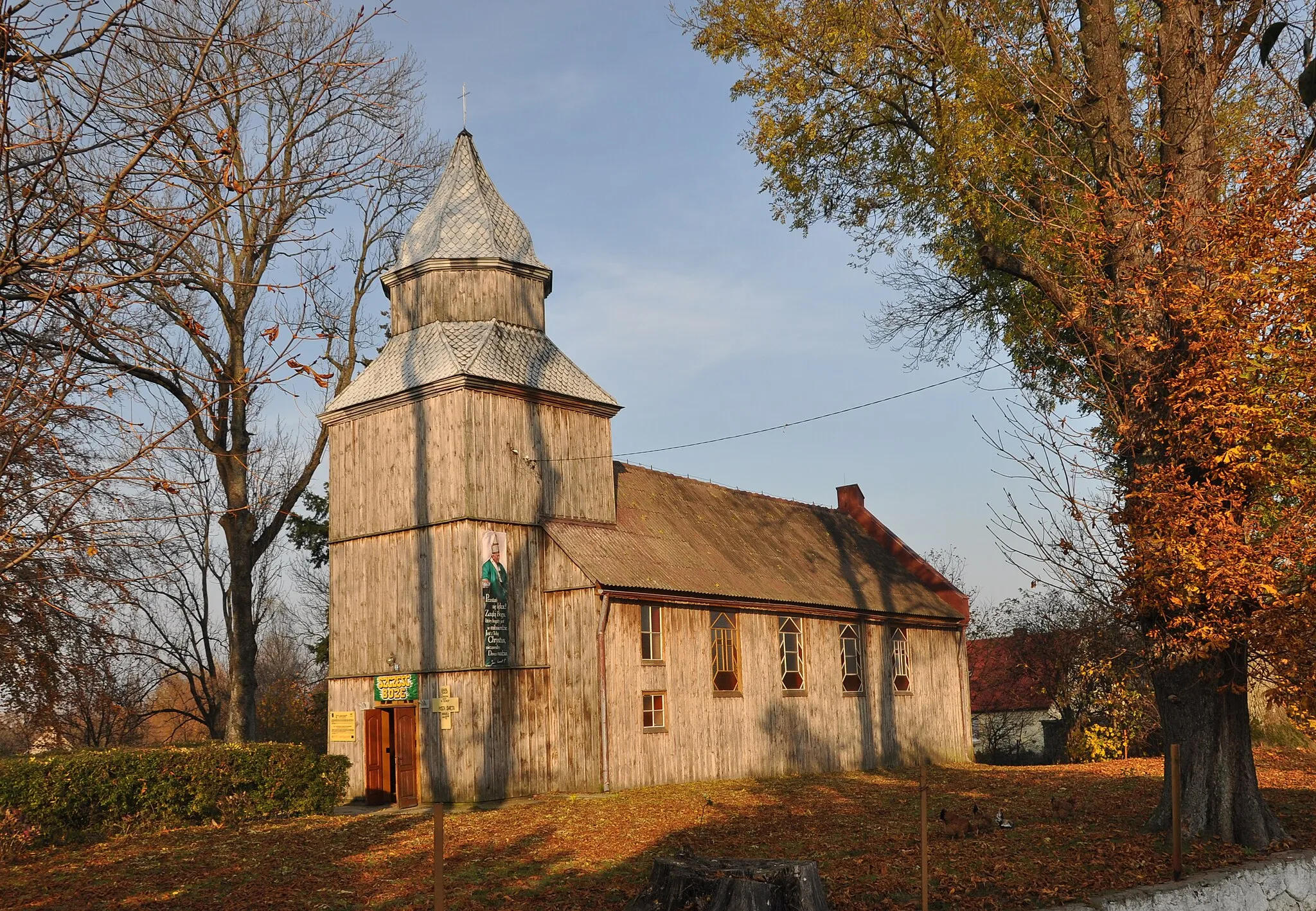 Photo showing: Kościół w Dębicy (gmina Rymań) – ujęcie od południowego zachodu