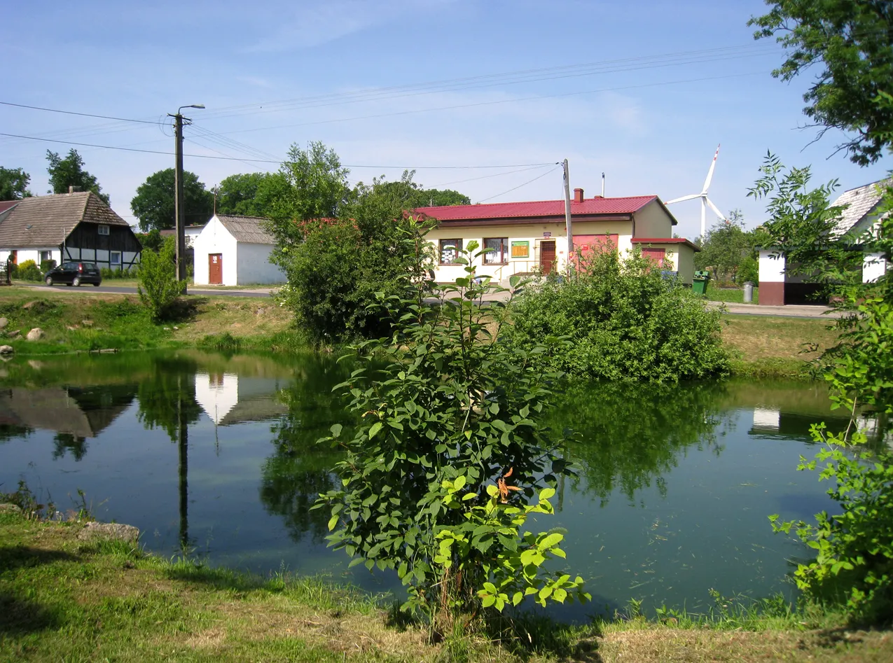 Photo showing: Dorfkern von Cisowo (Zizow) mit Dorfteich und ehemaliger Dorfschmiede.