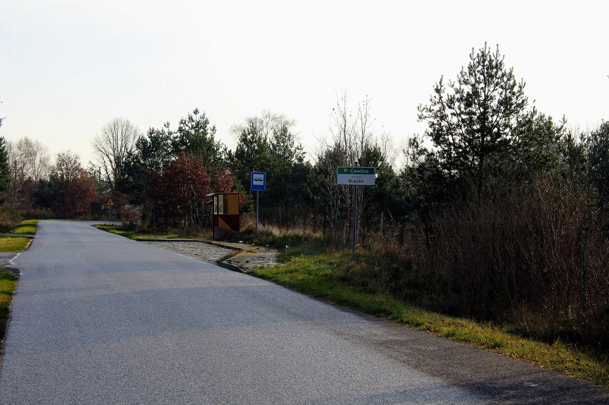 Photo showing: Przystanek autobusowy przy wjeździe do wsi do strony drogi krajowej nr 11