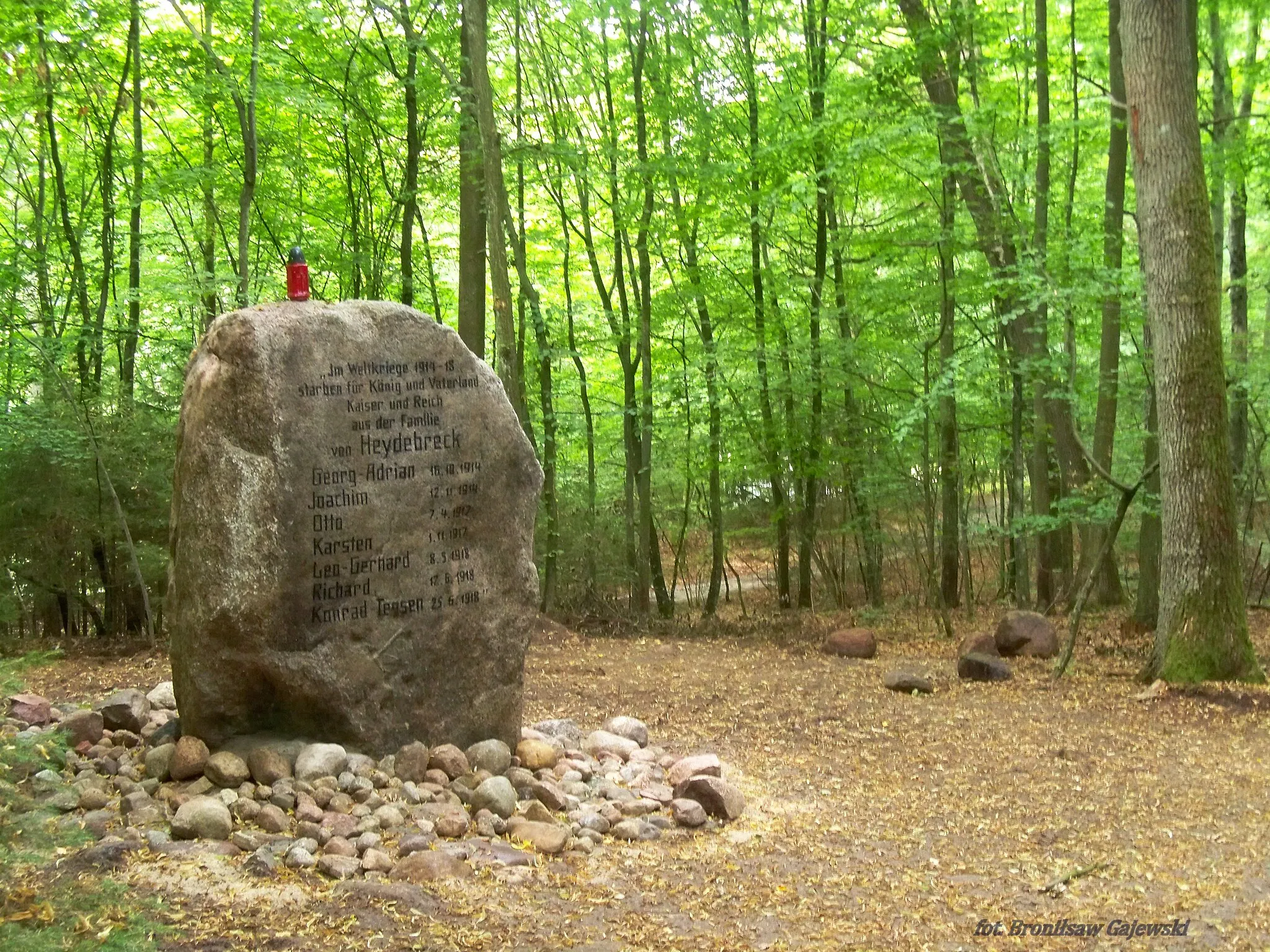 Photo showing: Castle park with a memorial stone for the members of the Heydebreck family, owners of Bukowek, who died in the First World War.