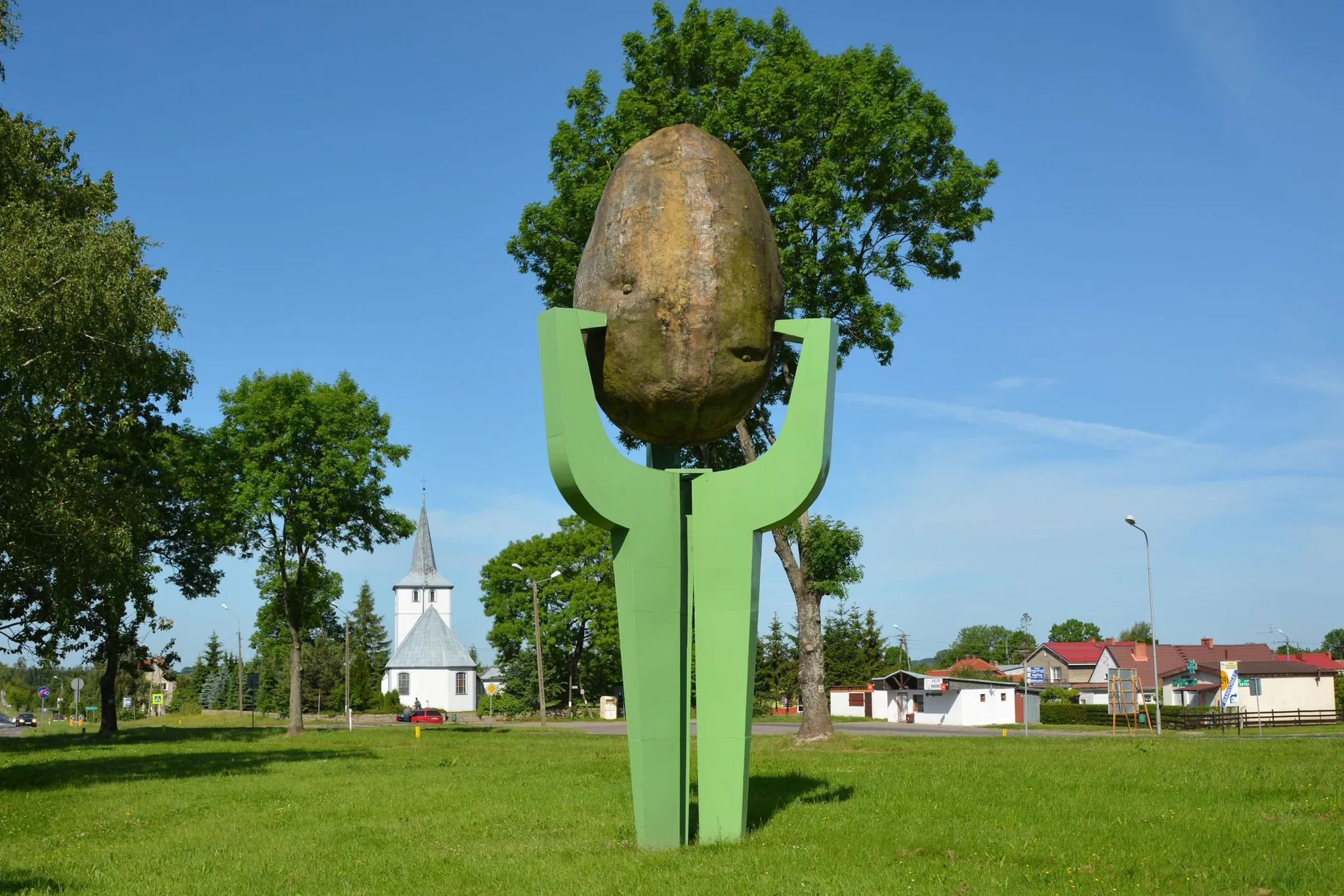 Photo showing: Biesiekierz - pomnik ziemniaka i kościół