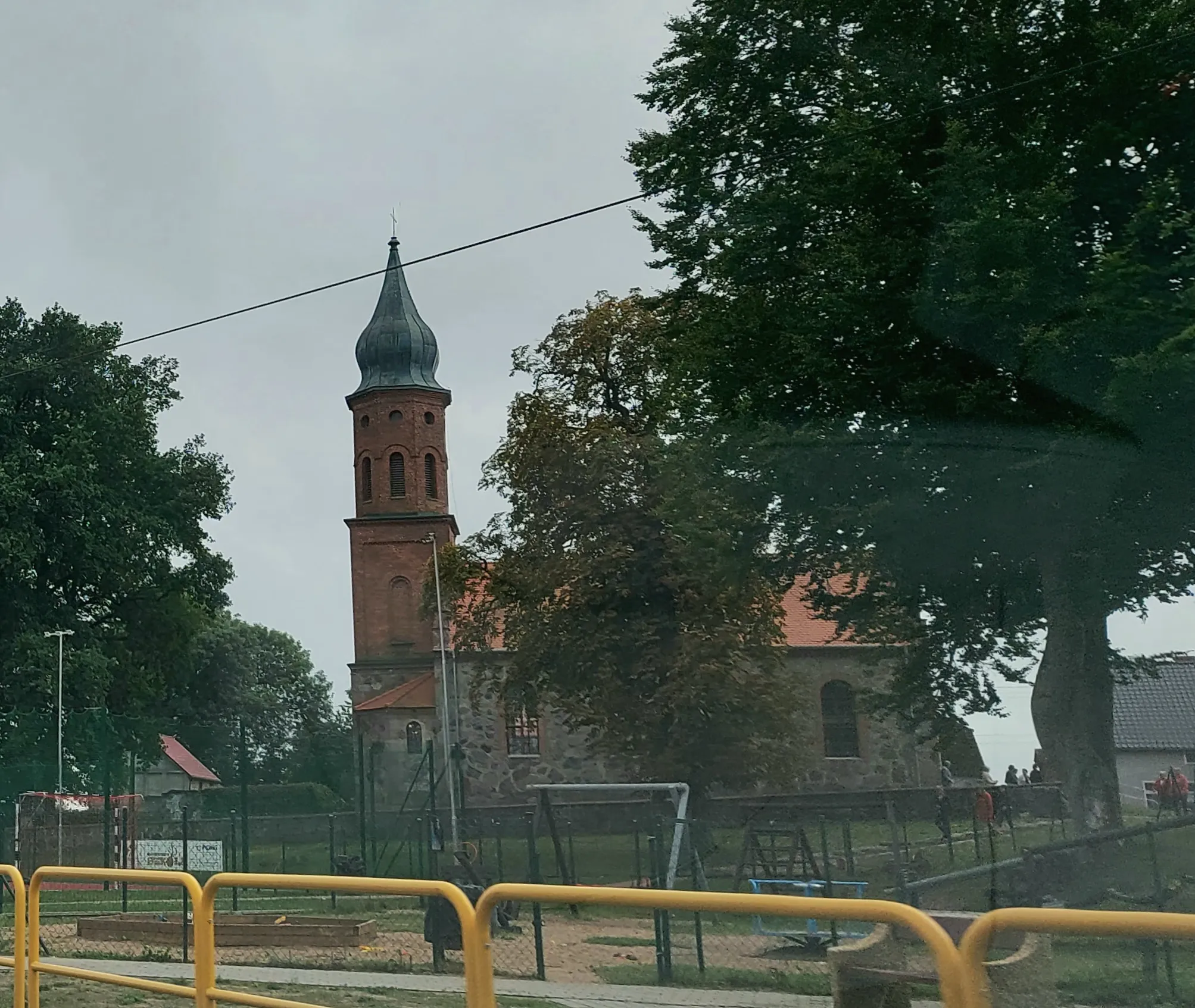 Photo showing: Kościół we wsi Bierzwnica, Polska.