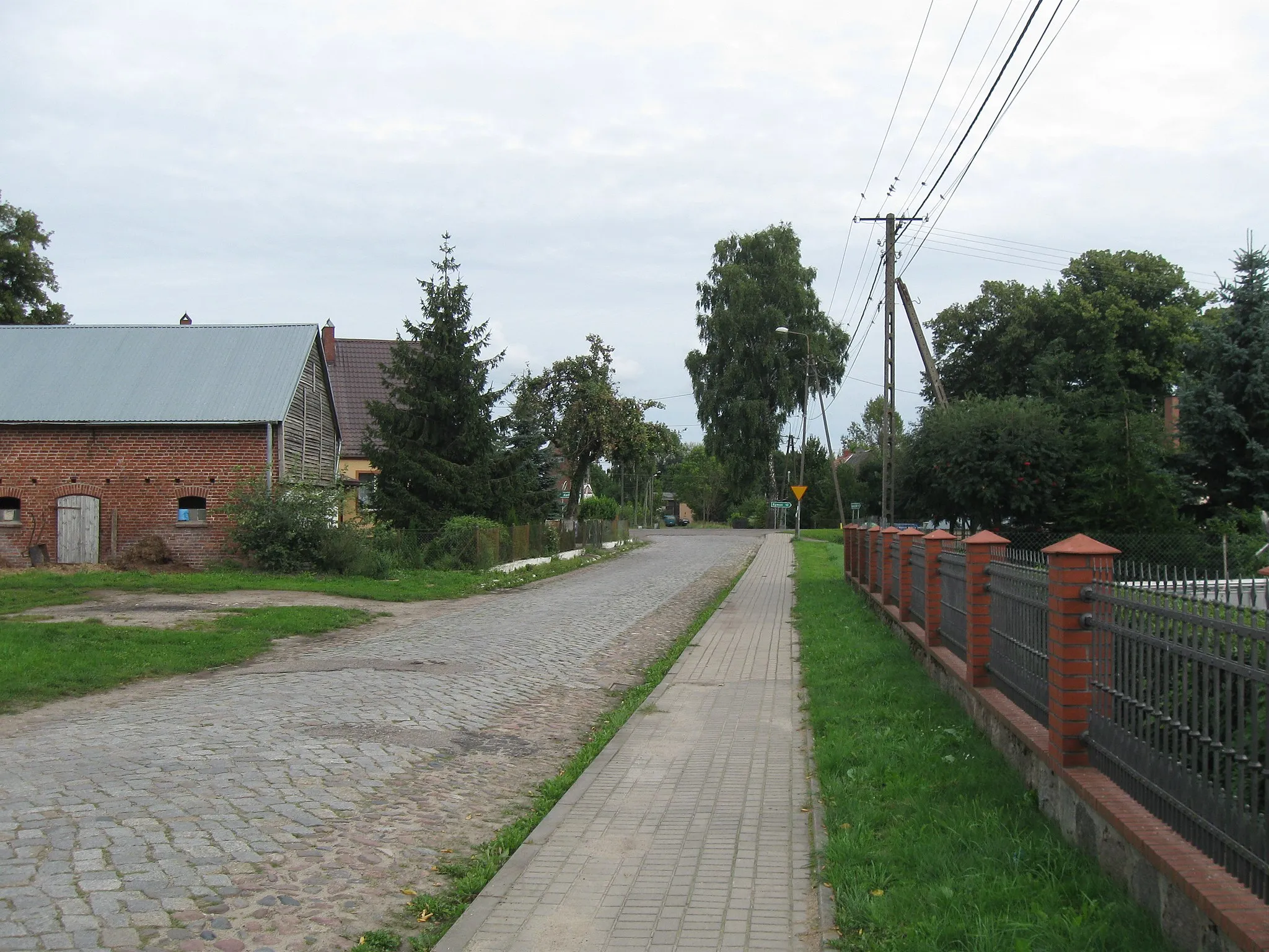 Photo showing: Białokury - centrum. Zbieg tras Rościęcino - Rzesznikowo i Białokury - Świecie Kołobrzeskie