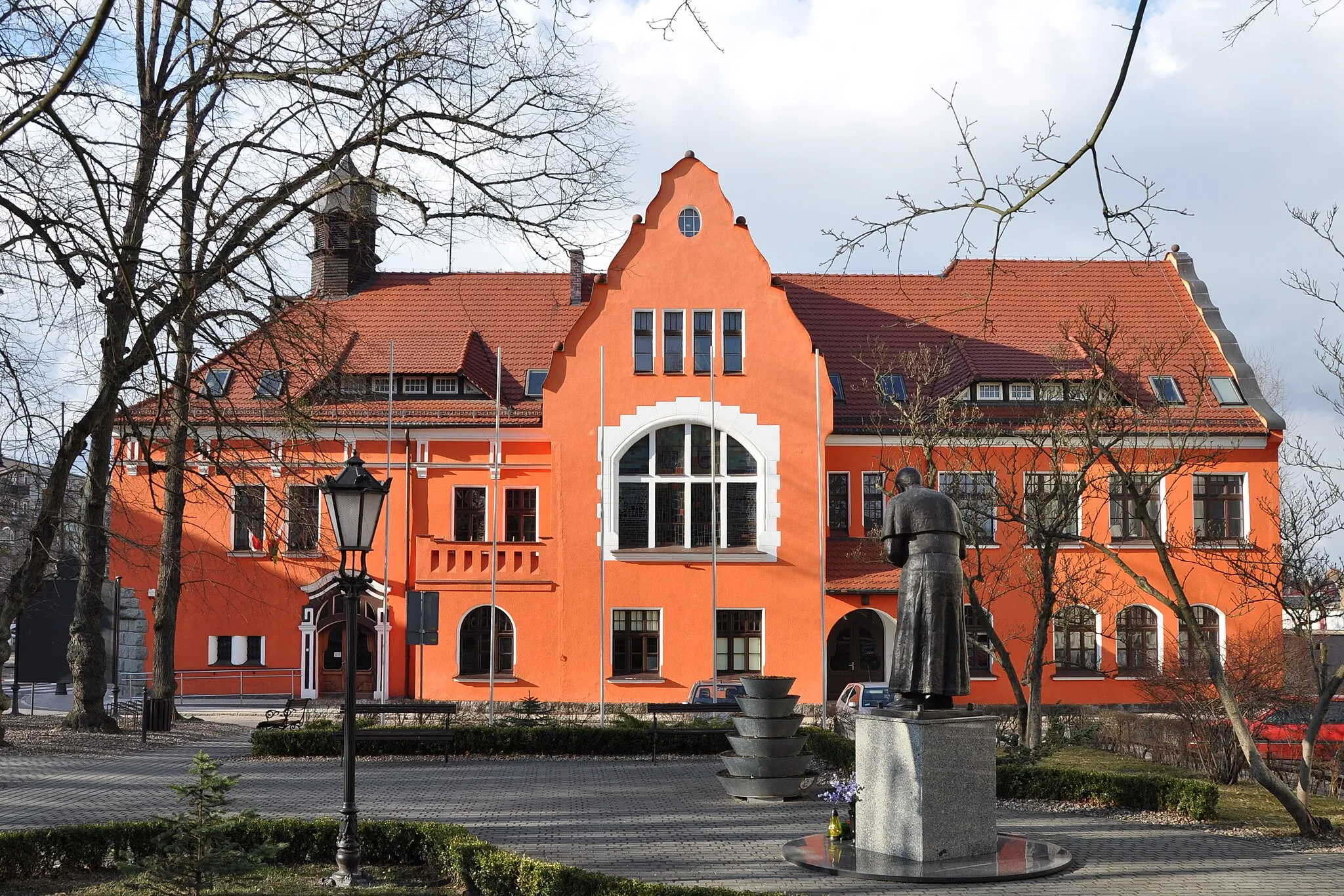 Photo showing: Trzcianka Town Hall, south wall side