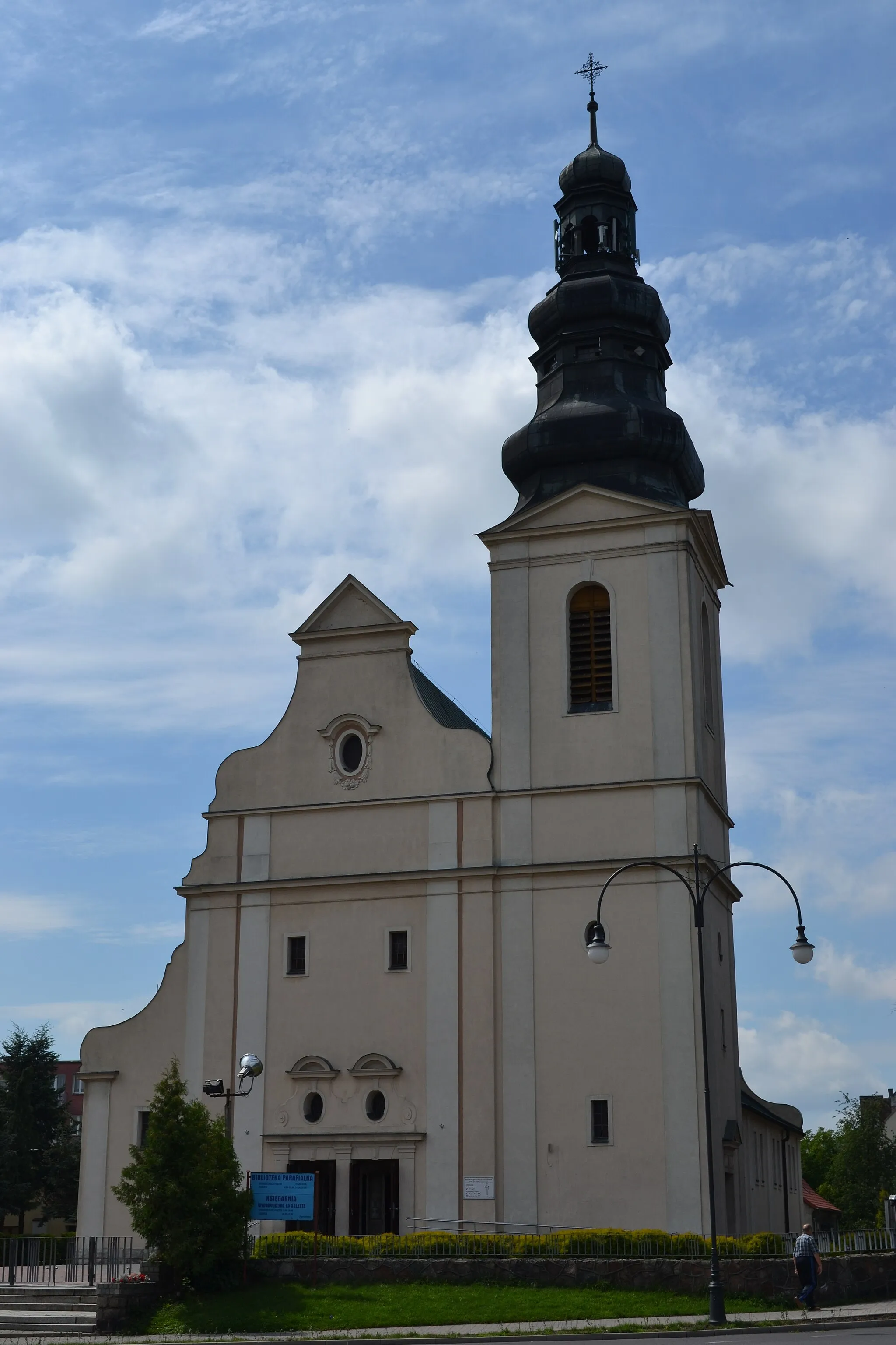 Photo showing: Kościół parafii pw. św. Jana Chrzciciela z lat 1914-15 w Trzciance od strony ul.Mochnackiego. Gmina Trzcianka, powiat czarnkowsko-trzcianecki.