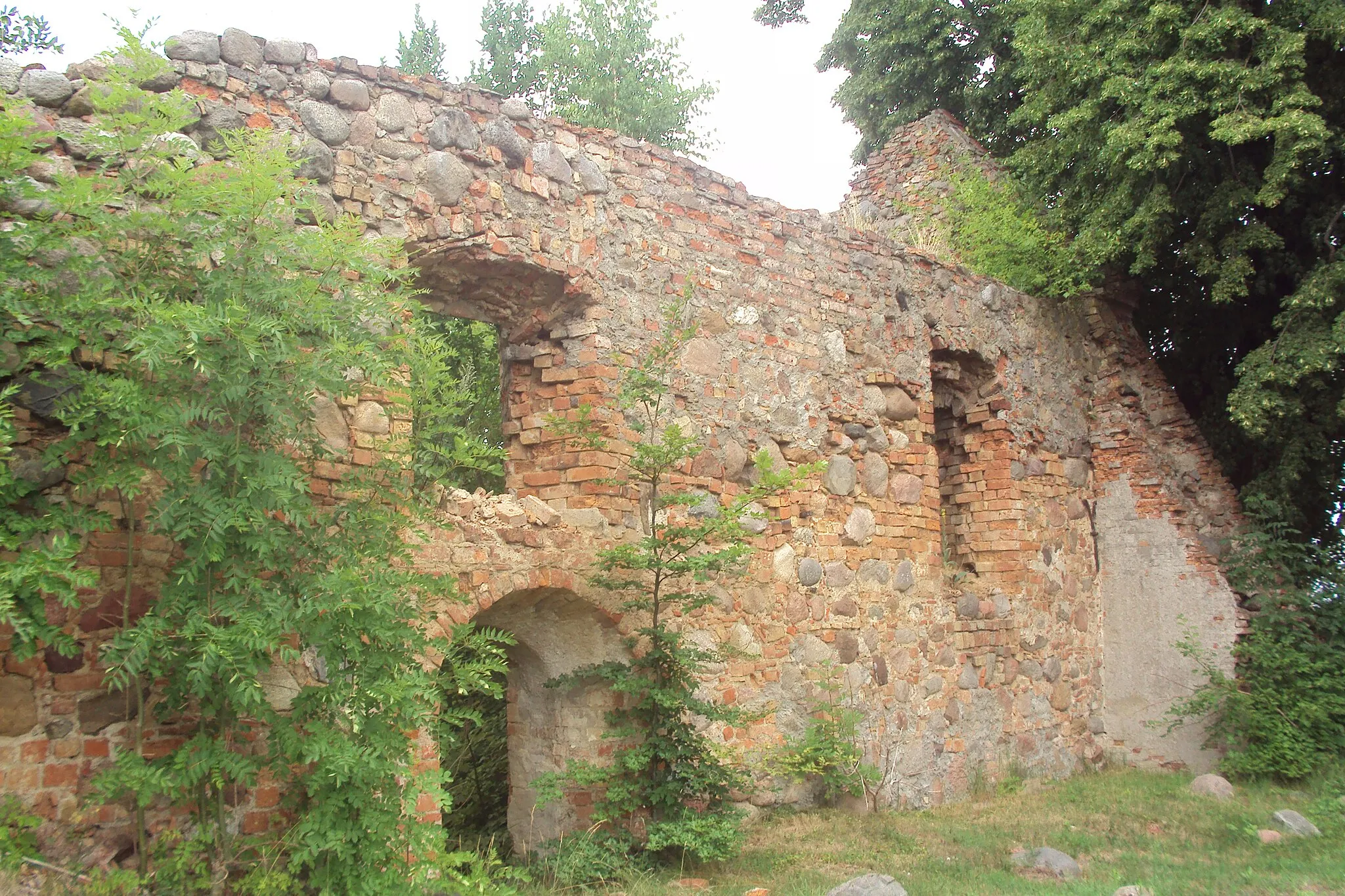 Photo showing: Ruiny kościoła w Szadzku
