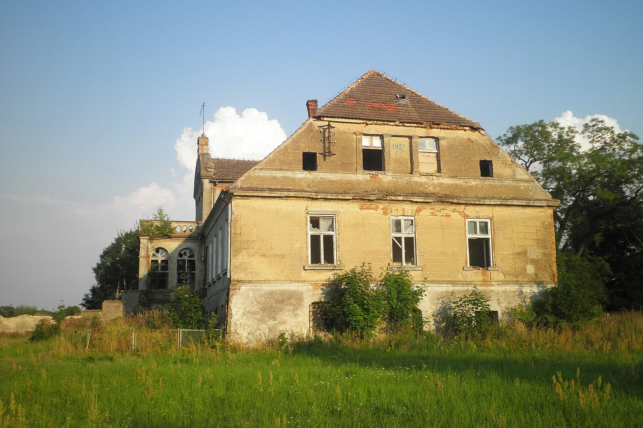 Photo showing: Boczna ściana dworu w Swochowie z datą 1829 r. pomiędzy górnymi oknami.