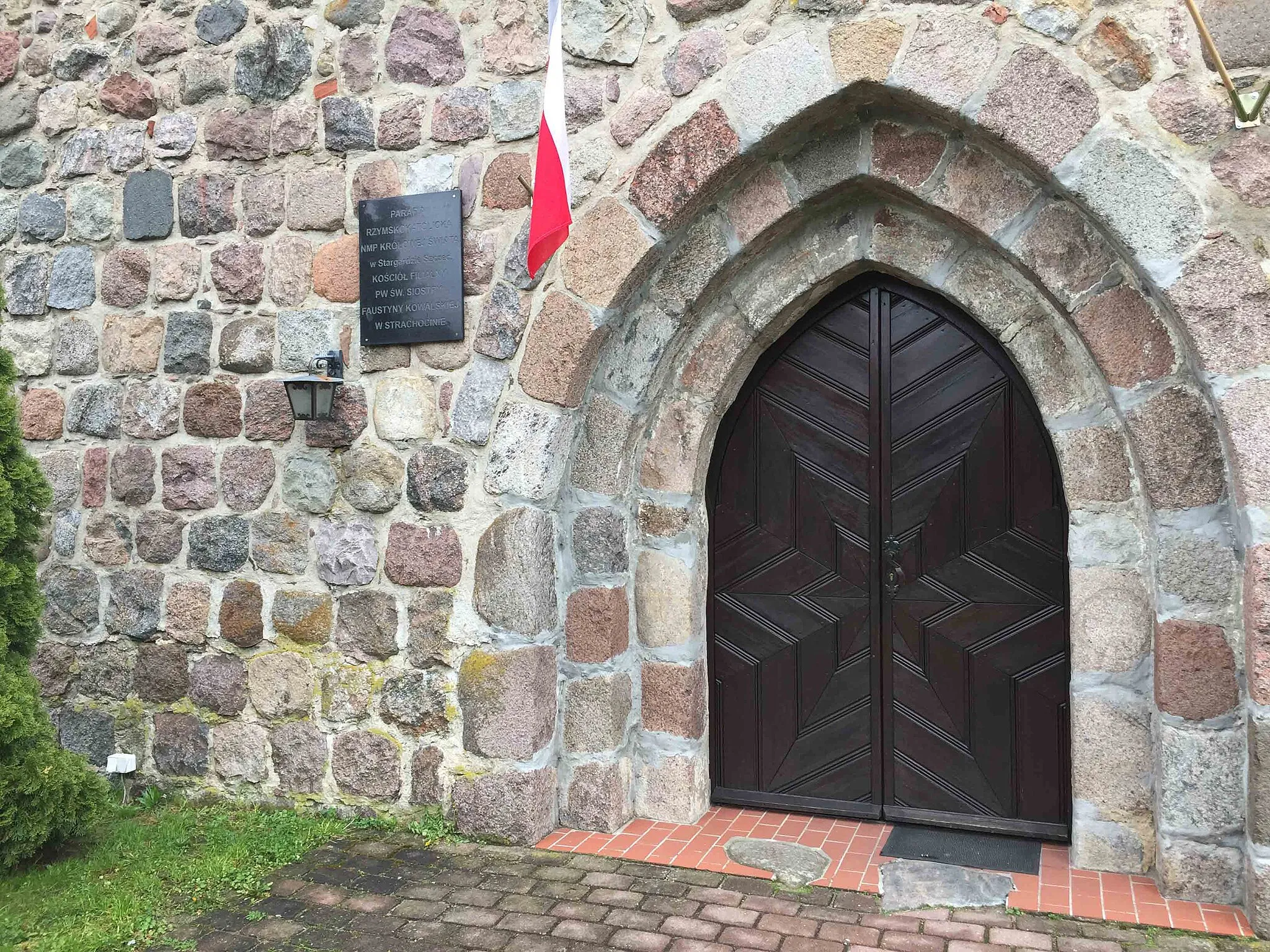Photo showing: Skakbrætsten i 6. række på den yderste bue i Strachocin kirkes V-portal