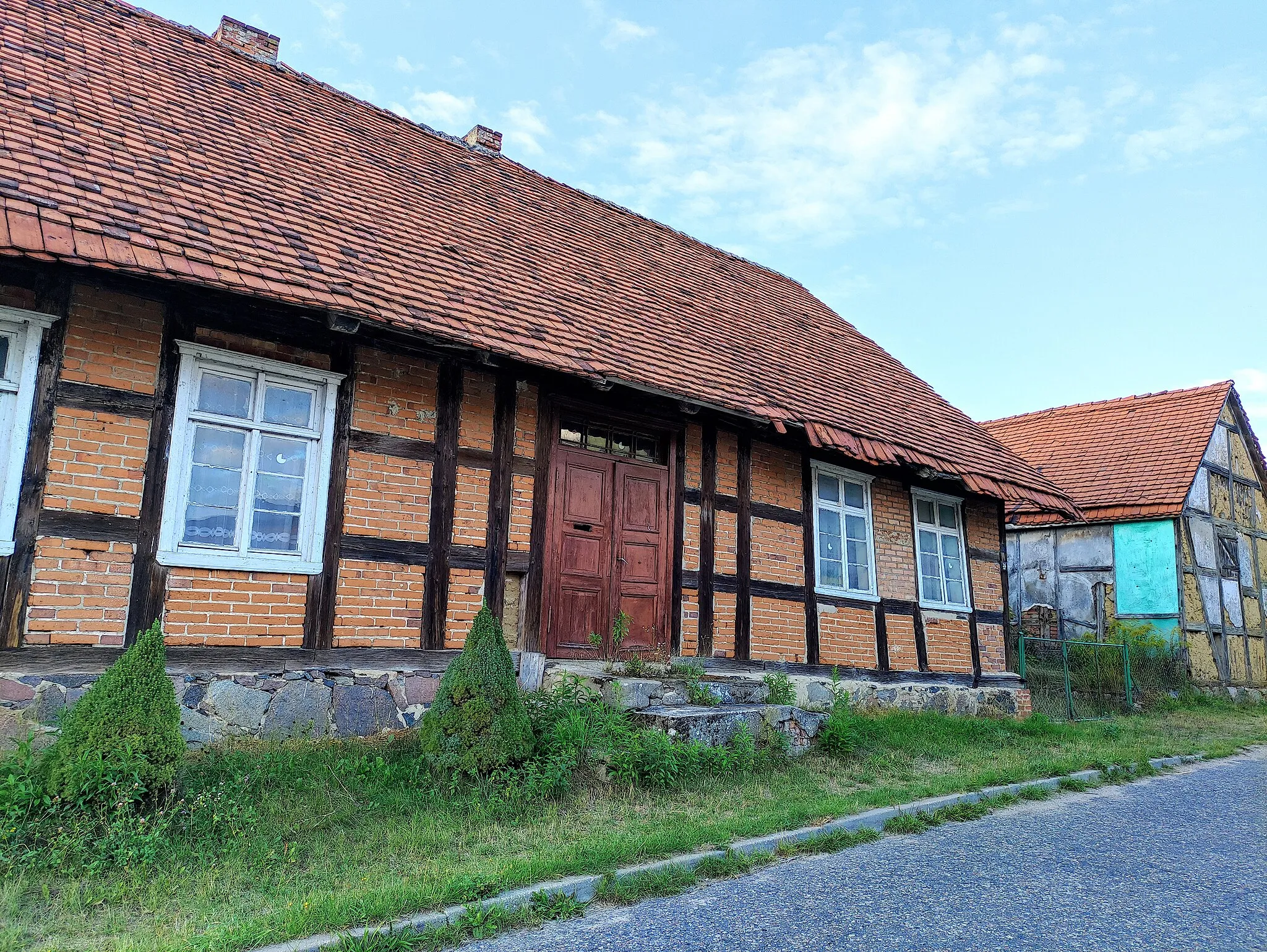 Photo showing: Domy we wsi Stawno przy drodze głównej