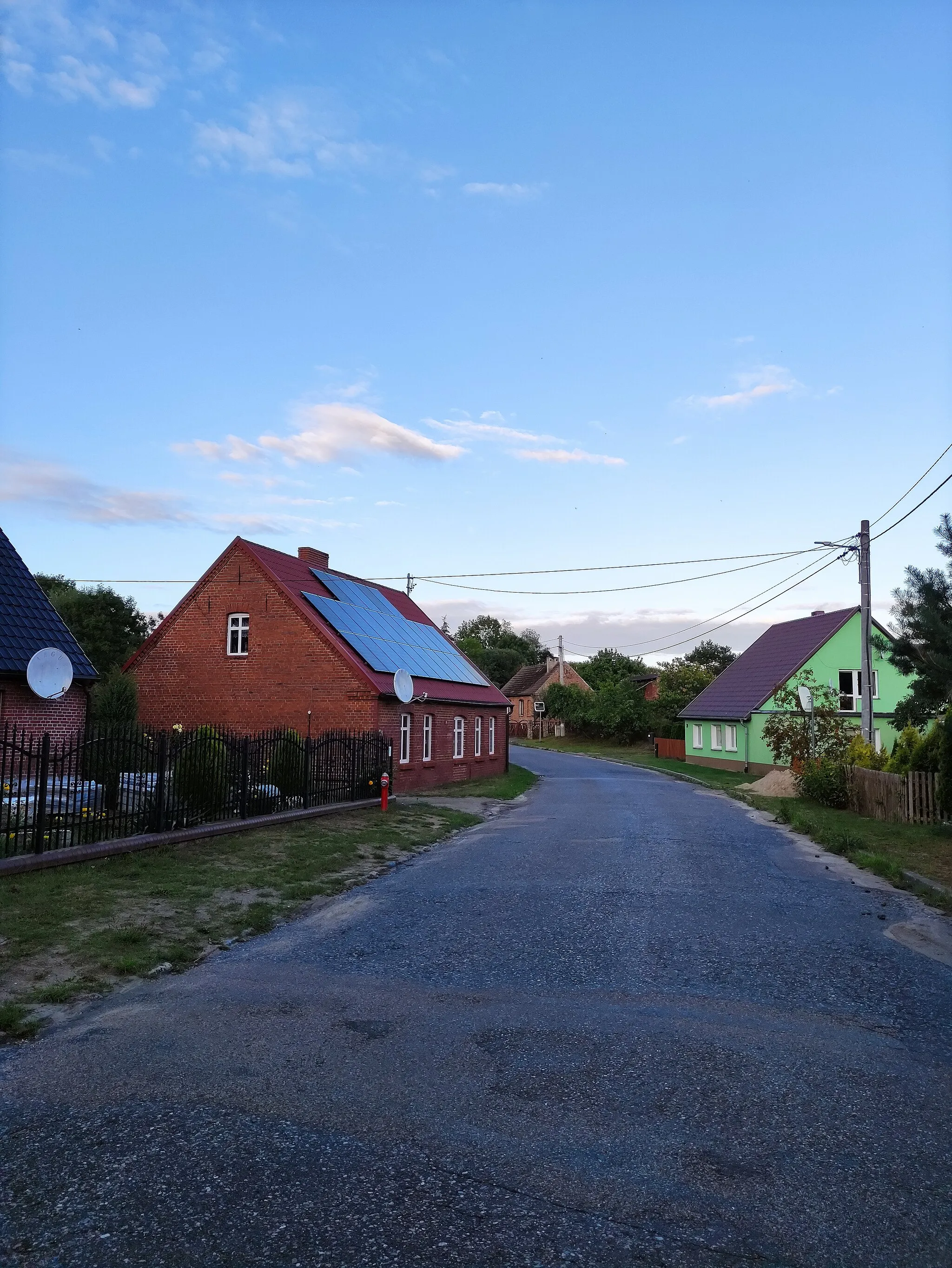 Photo showing: Domy we wsi Stawno przy drodze głównej