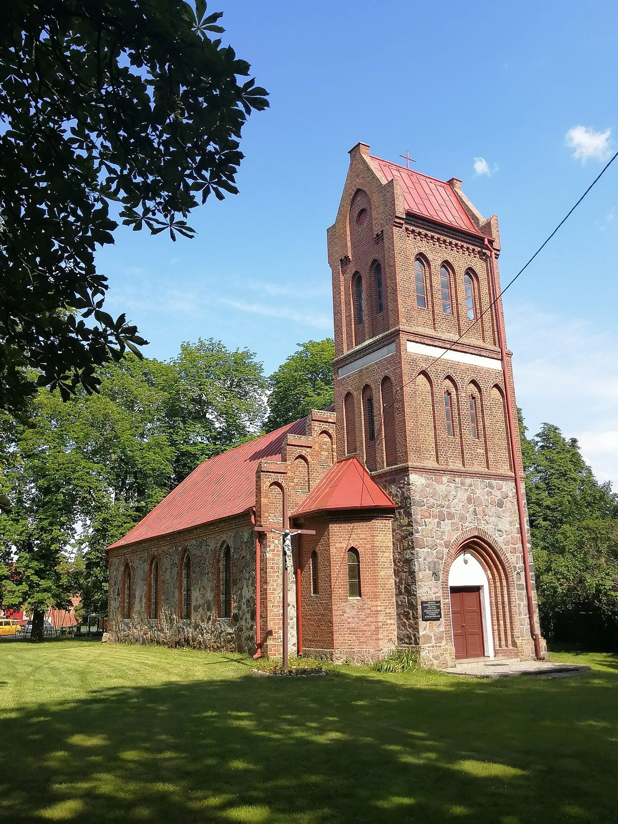 Photo showing: Kościół pod wezwaniem Wniebowstąpienia Pańskiego, gotycki z drugiej połowy XV wieku, przebudowany w drugiej połowie XIX wieku oraz w latach 1975-1976. Kościół filialny, rzymskokatolicki należący do parafii pod wezwaniem św. Jadwigi Królowej Polski w Choszcznie, dekanatu Choszczno, archidiecezji szczecińsko-kamieńskiej, metropolii szczecińsko-kamieńskiej.