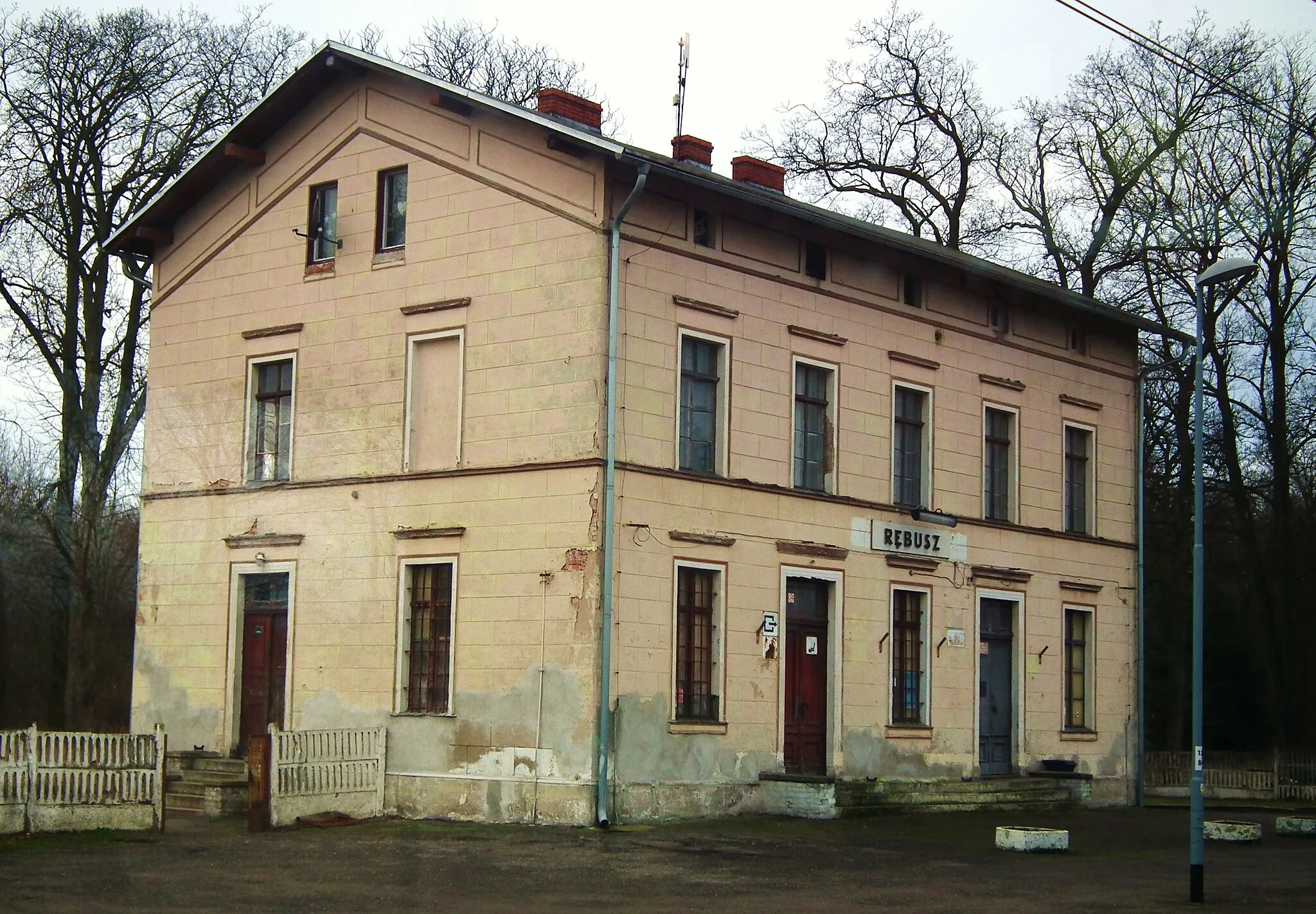Photo showing: Stacja kolejowa Rębusz, dworzec.