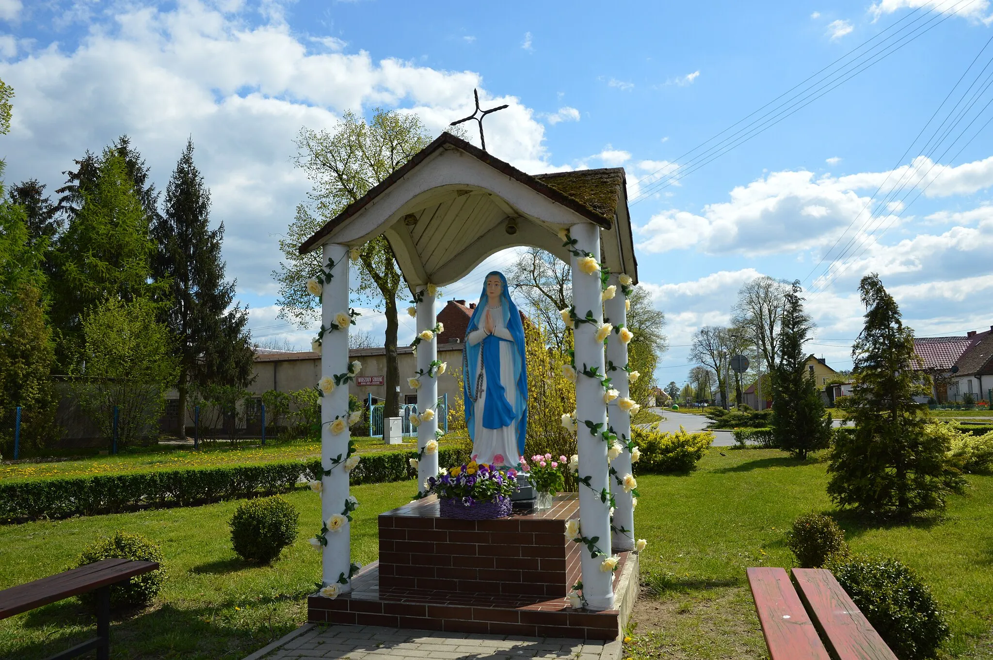 Photo showing: figura Matki Boskiej na postumencie dawnego pomnika ofiar pierwszej wojny światowej