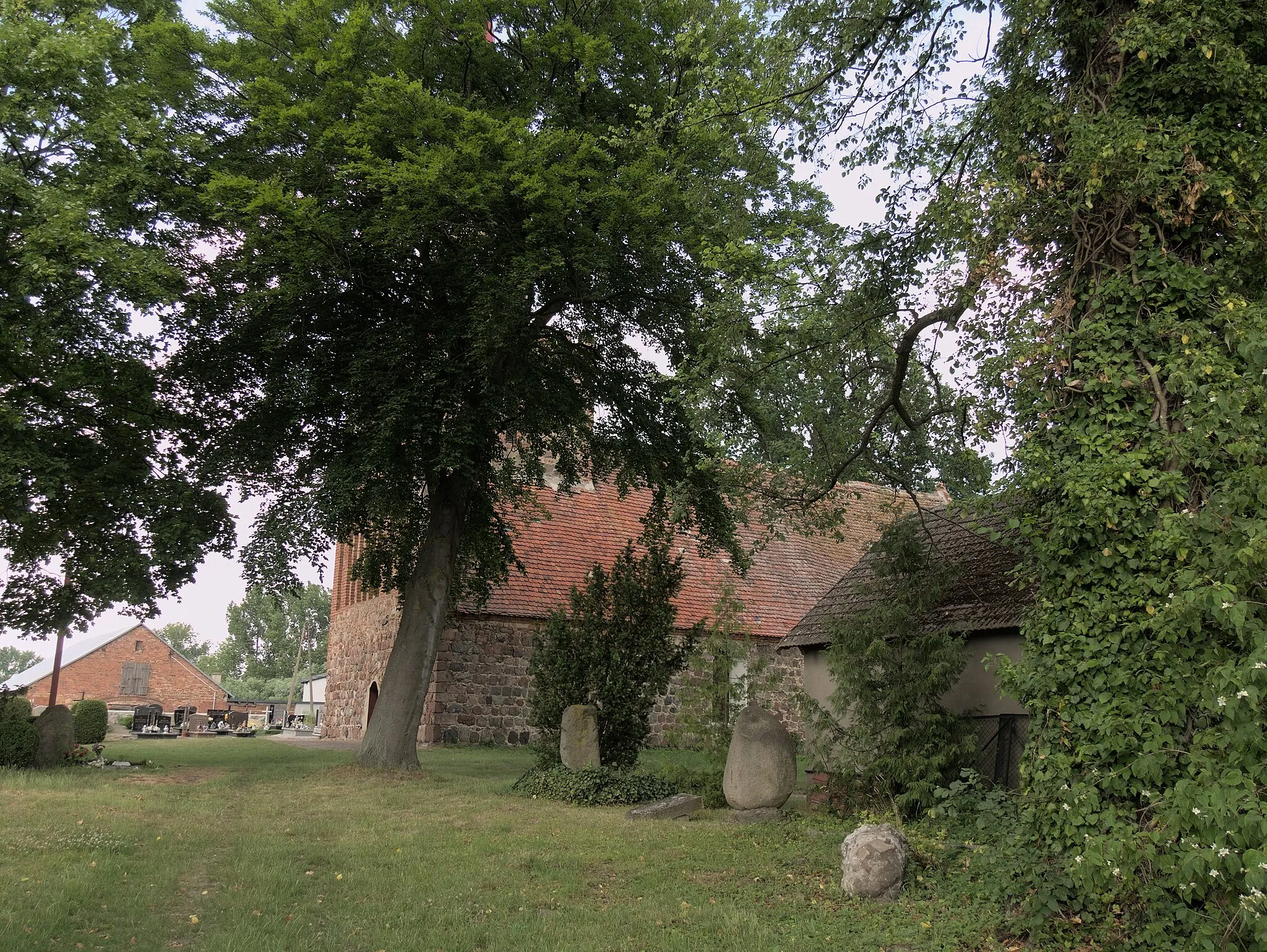 Photo showing: Dorfkirche von Nowielin vom südlichen Eingang des Kirchhofs gesehen